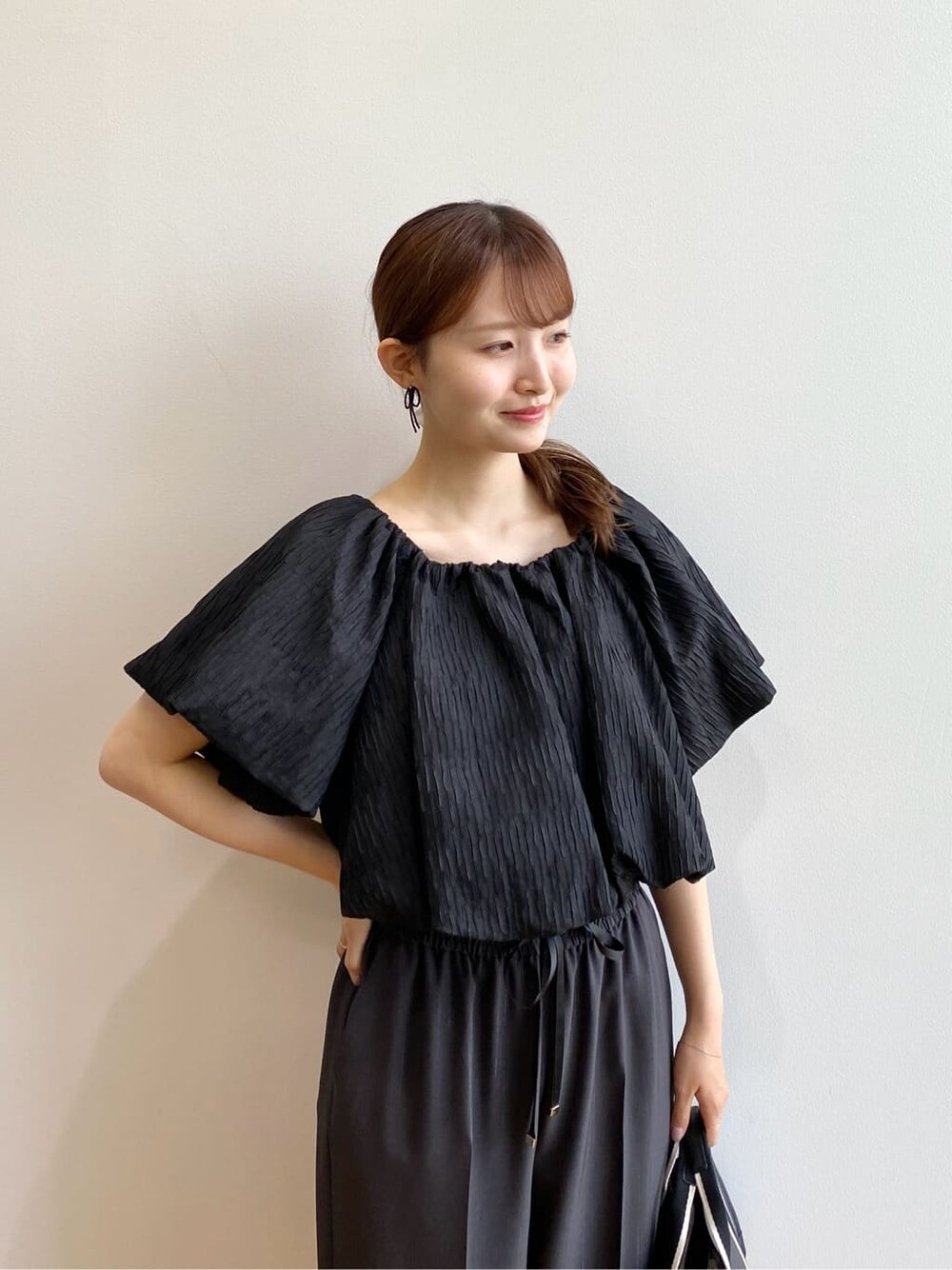 ブラック系のシャツ/ブラウス、グレー系のその他パンツ、ブラック系のトートバッグを着用したレディースの夏コーディネートの7枚目の写真