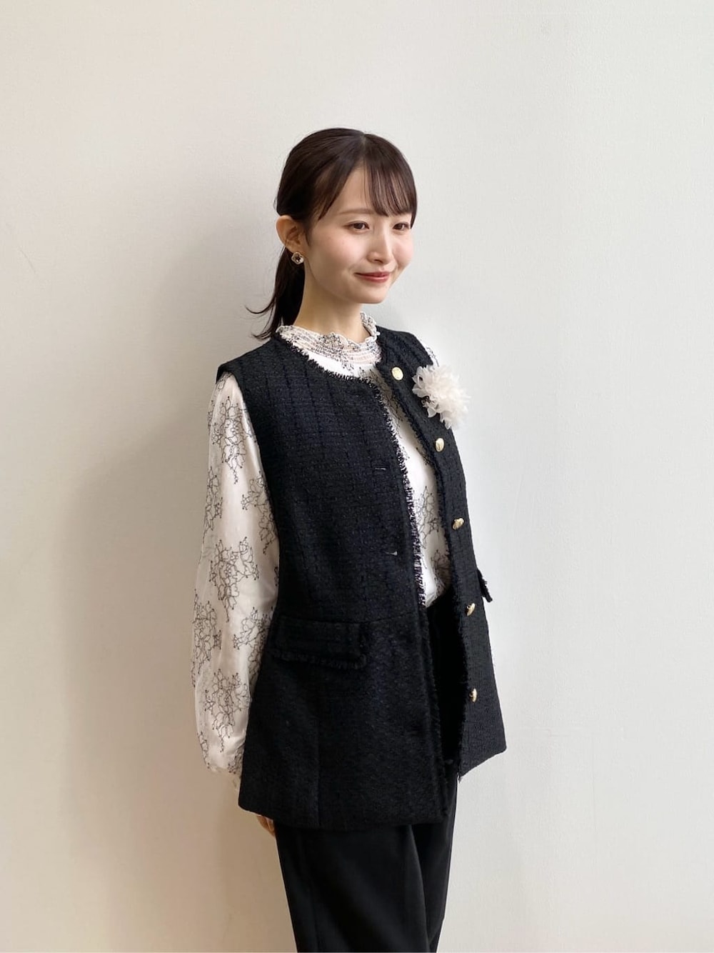 ブラック系のベスト、ベージュ系のシャツ/ブラウス、ブラック系のその他パンツを着用したレディースの冬コーディネートの8枚目の写真