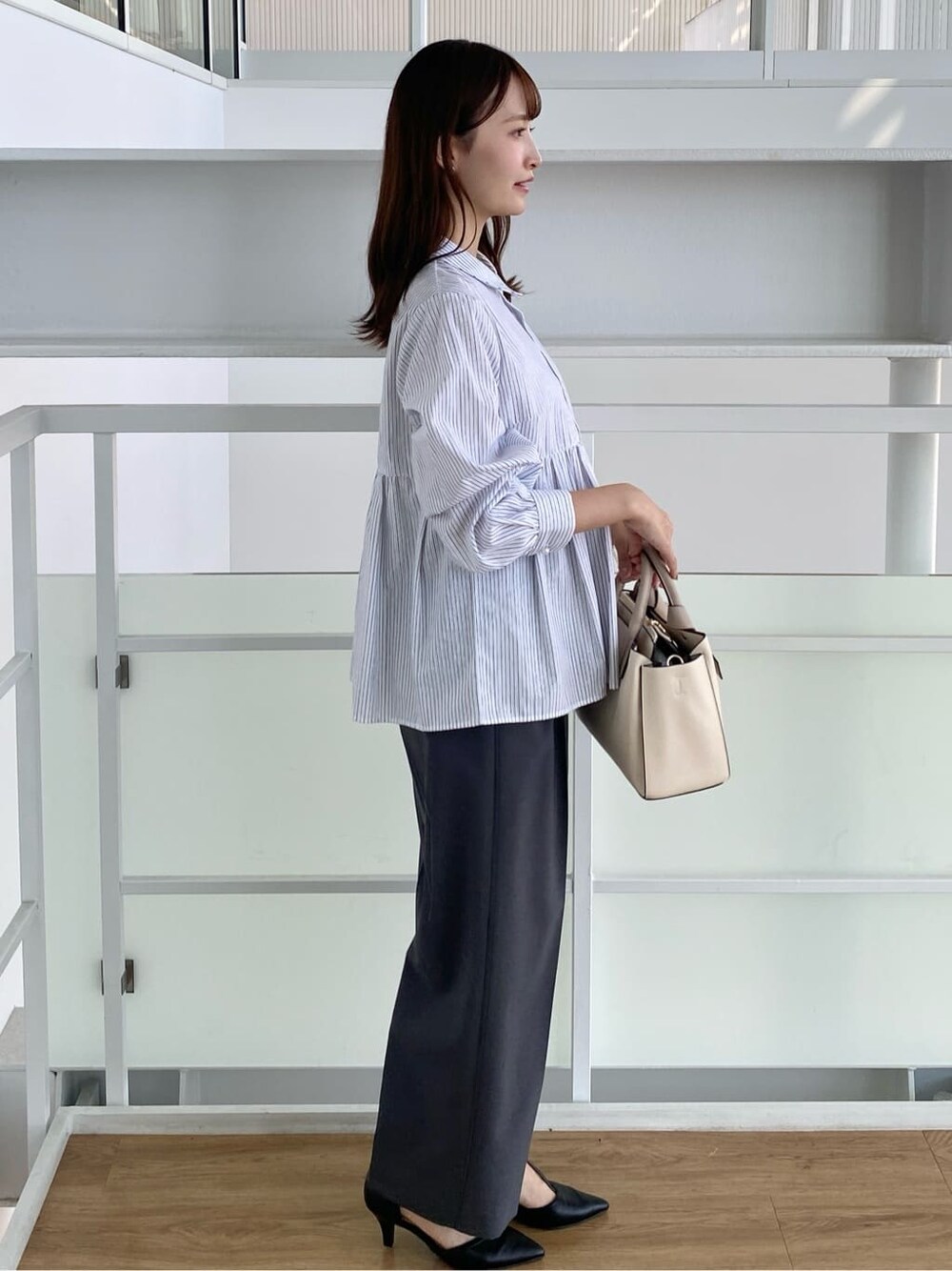 ホワイト系のシャツ/ブラウス、グレー系のその他パンツ、ホワイト系のトートバッグを着用したレディースの秋コーディネートの3枚目の写真