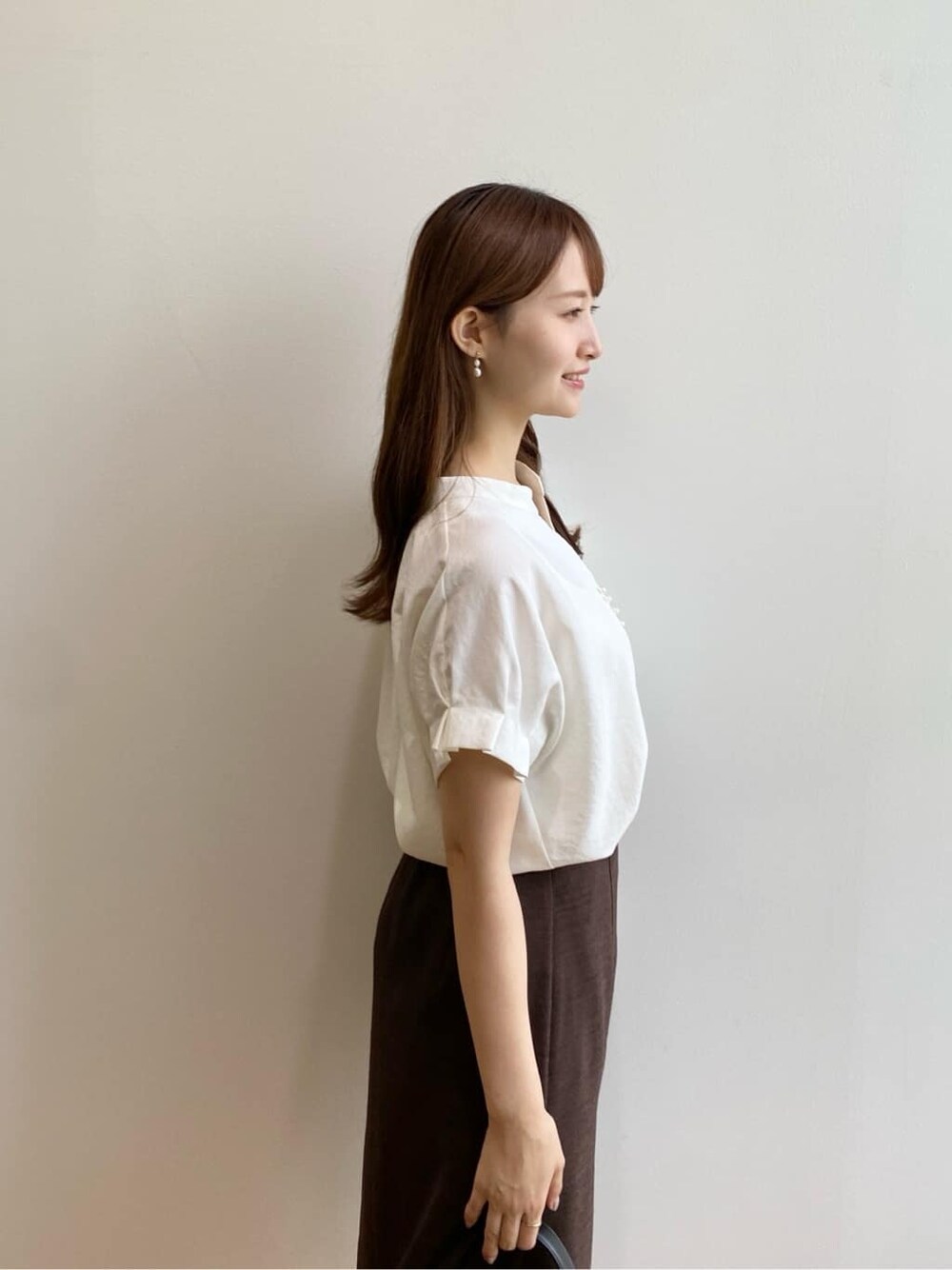 ホワイト系のシャツ/ブラウス、ブラウン系のスカート、ブラック系のトートバッグを着用したレディースの夏コーディネートの8枚目の写真