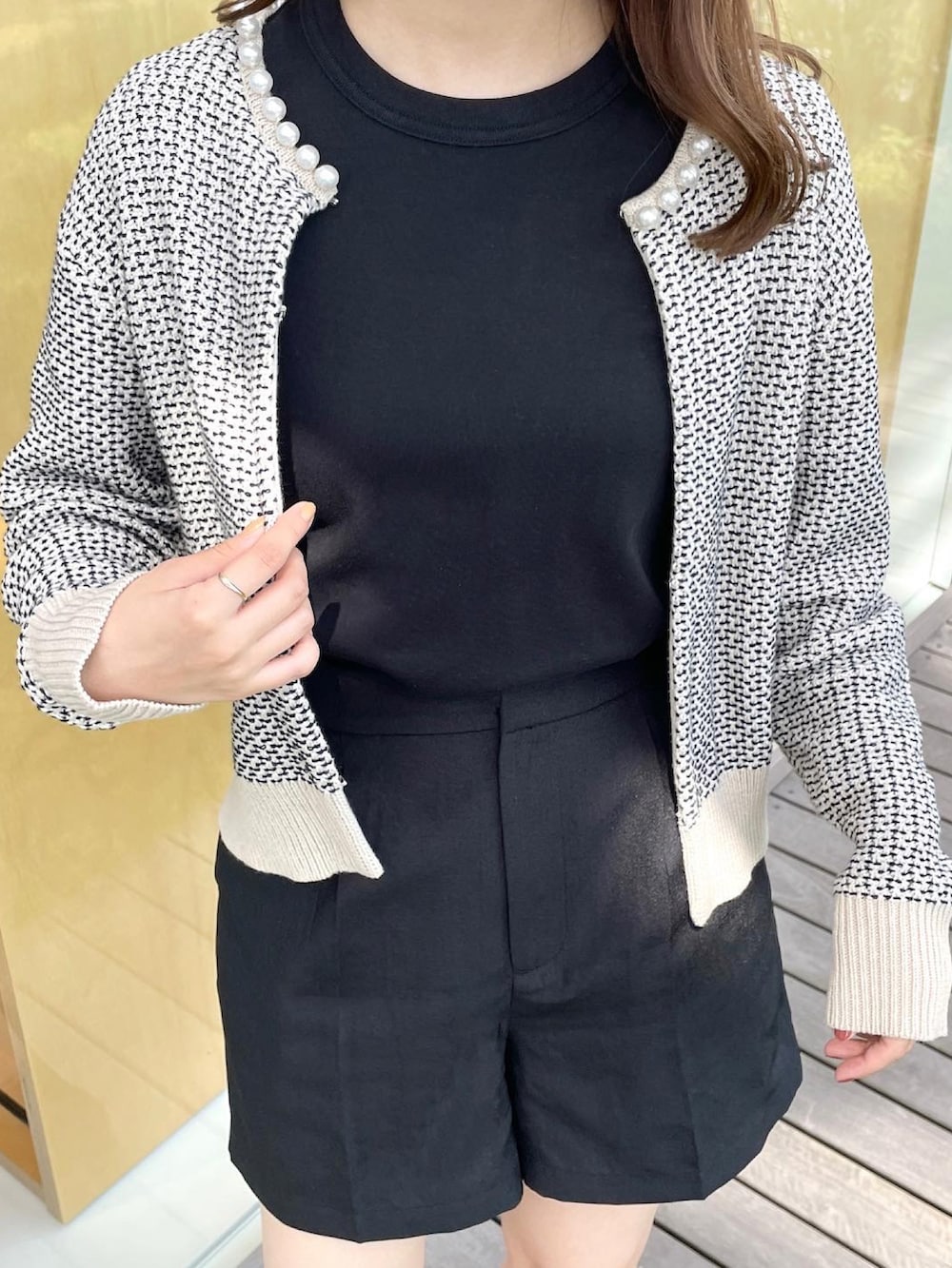 ブラック系のその他パンツ、ブラック系のブーツ、ベージュ系のカーディガン/ボレロを着用したレディースの秋コーディネートの2枚目の写真