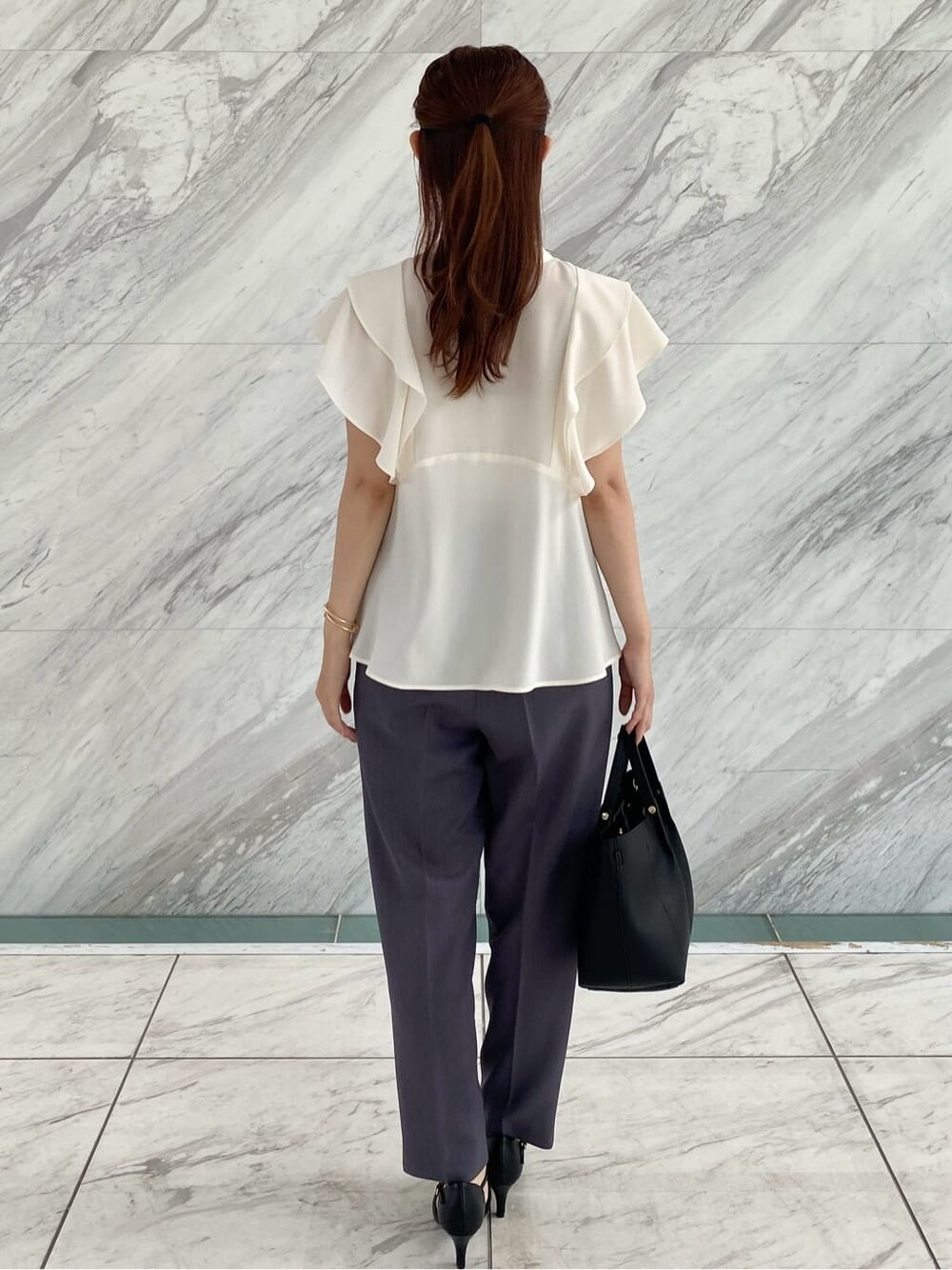 ホワイト系のシャツ/ブラウス、グレー系のその他パンツ、ブラック系のトートバッグを着用したレディースの夏コーディネートの5枚目の写真