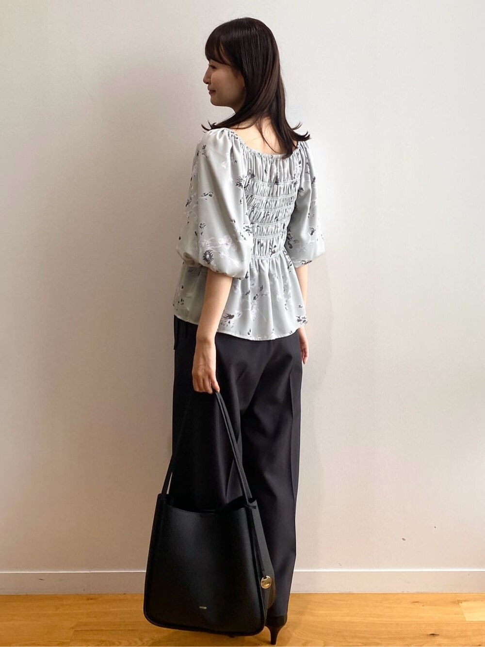 グリーン系のシャツ/ブラウス、グレー系のその他パンツ、ブラック系のトートバッグを着用したレディースの夏コーディネートの5枚目の写真