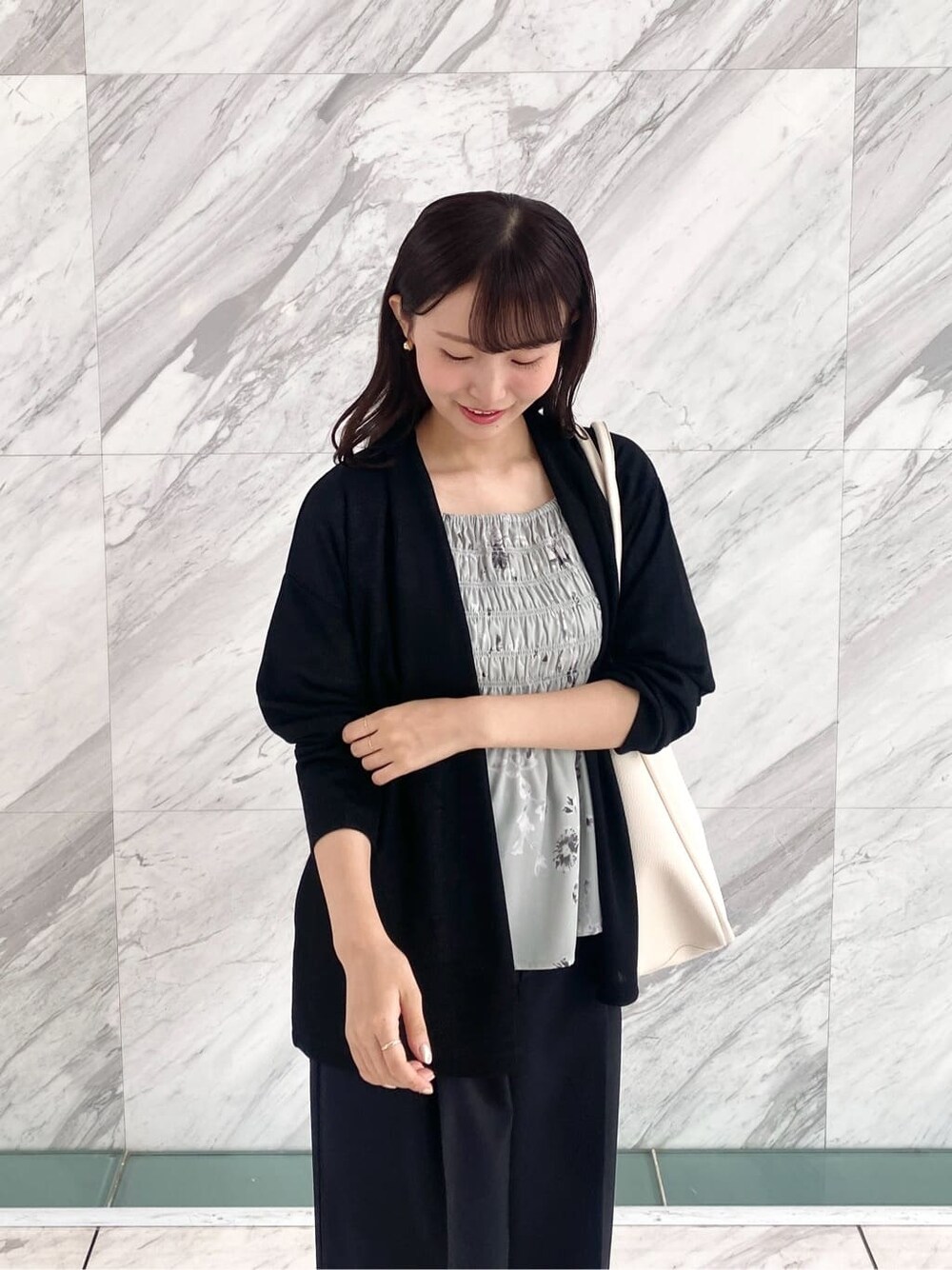 ブラック系のカーディガン/ボレロ、グリーン系のシャツ/ブラウス、グレー系のその他パンツを着用したレディースの夏コーディネートの7枚目の写真