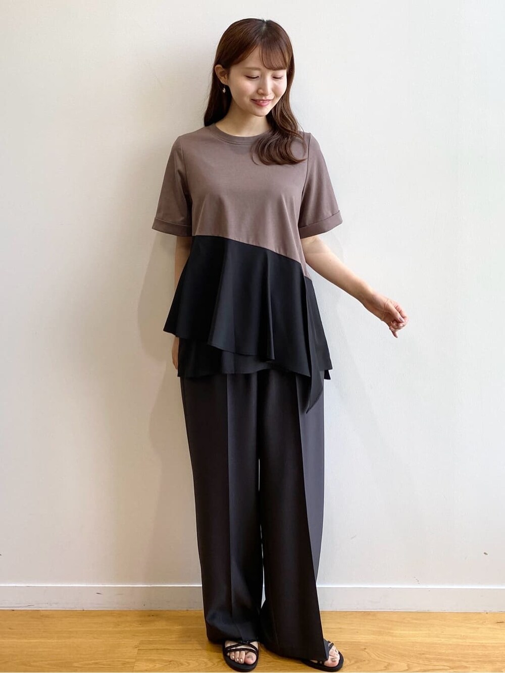 ブラウン系のTシャツ/カットソー、グレー系のその他パンツ、ブラック系のサンダルを着用したレディースの夏コーディネートの2枚目の写真