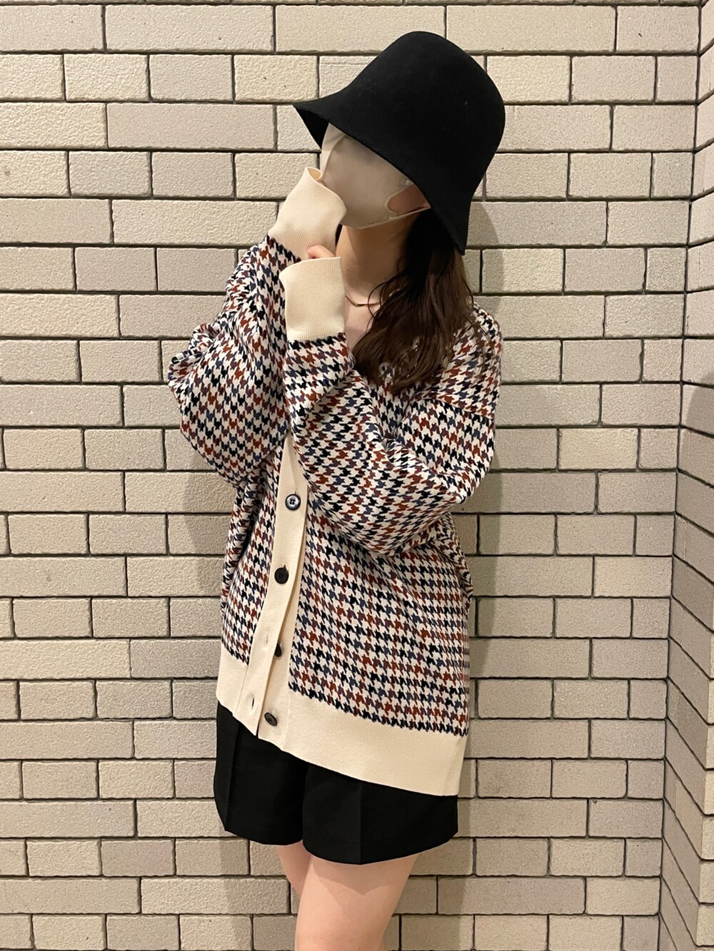 ブラック系のその他パンツ、ホワイト系のカーディガン/ボレロ、ホワイト系のキャミソールを着用したレディースの秋コーディネートの3枚目の写真