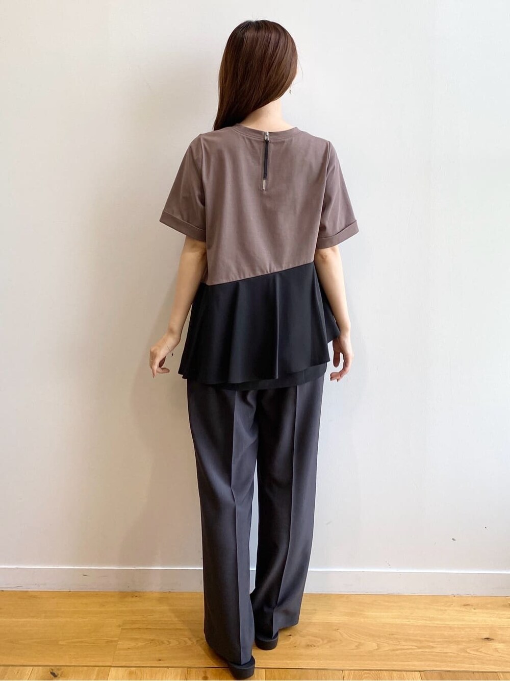 ブラウン系のTシャツ/カットソー、グレー系のその他パンツ、ブラック系のサンダルを着用したレディースの夏コーディネートの4枚目の写真