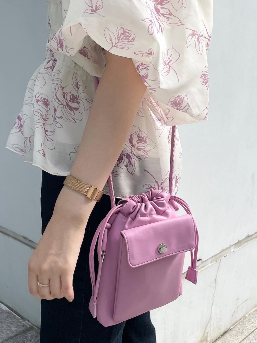 ホワイト系のシャツ/ブラウス、ブルー系のその他パンツ、ホワイト系のその他を着用したレディースの夏コーディネートの4枚目の写真