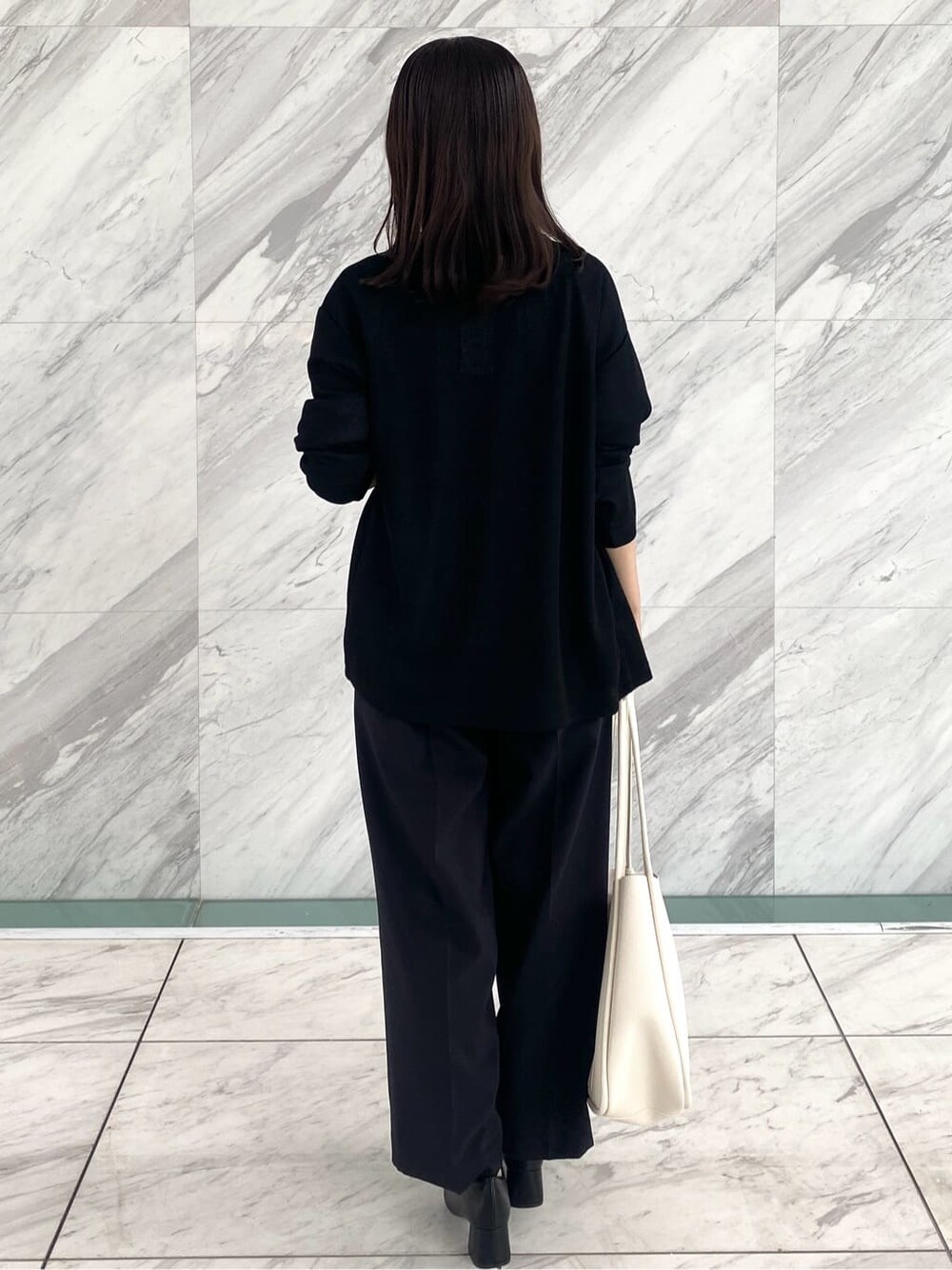 ブラック系のカーディガン/ボレロ、グリーン系のシャツ/ブラウス、グレー系のその他パンツを着用したレディースの夏コーディネートの4枚目の写真