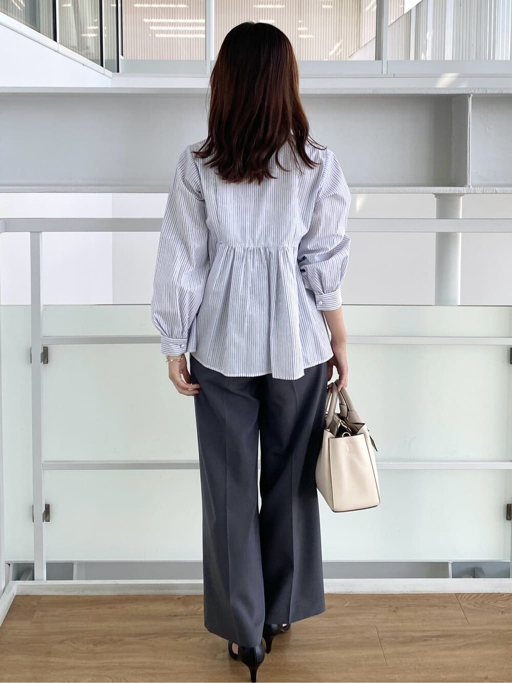 ホワイト系のシャツ/ブラウス、グレー系のその他パンツ、ホワイト系のトートバッグを着用したレディースの秋コーディネートの4枚目の写真