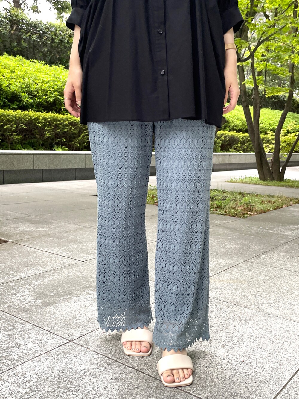 ブラック系のシャツ/ブラウス、ホワイト系のサンダル、ブルー系のその他パンツを着用したレディースの春コーディネートの2枚目の写真