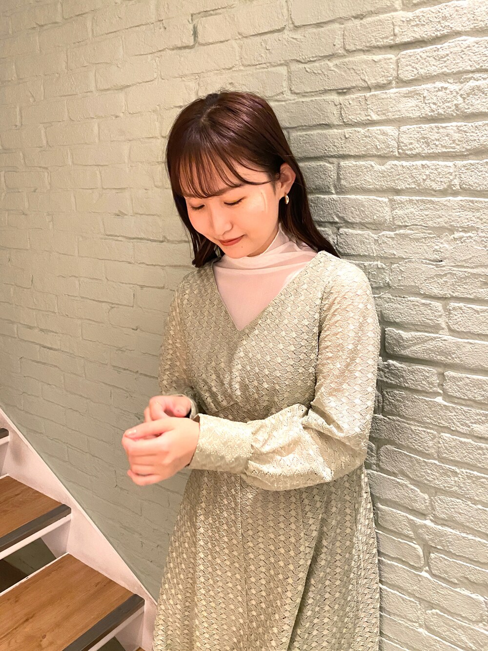 グリーン系のワンピース、ホワイト系のその他、オレンジ系のその他を着用したレディースの春コーディネートの2枚目の写真