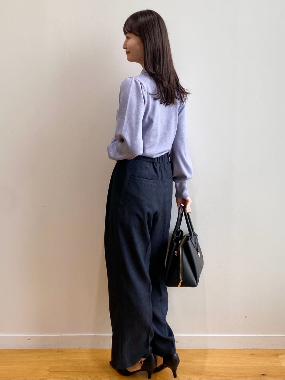 ブルー系のニット/セーター、ブルー系のその他パンツ、ブラック系のボストンバッグを着用したレディースの秋コーディネートの5枚目の写真