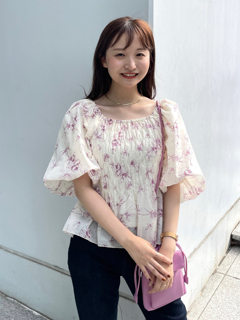 ホワイト系のシャツ/ブラウス、ブルー系のその他パンツ、ホワイト系のその他を着用したレディースの夏コーディネートの3枚目の写真