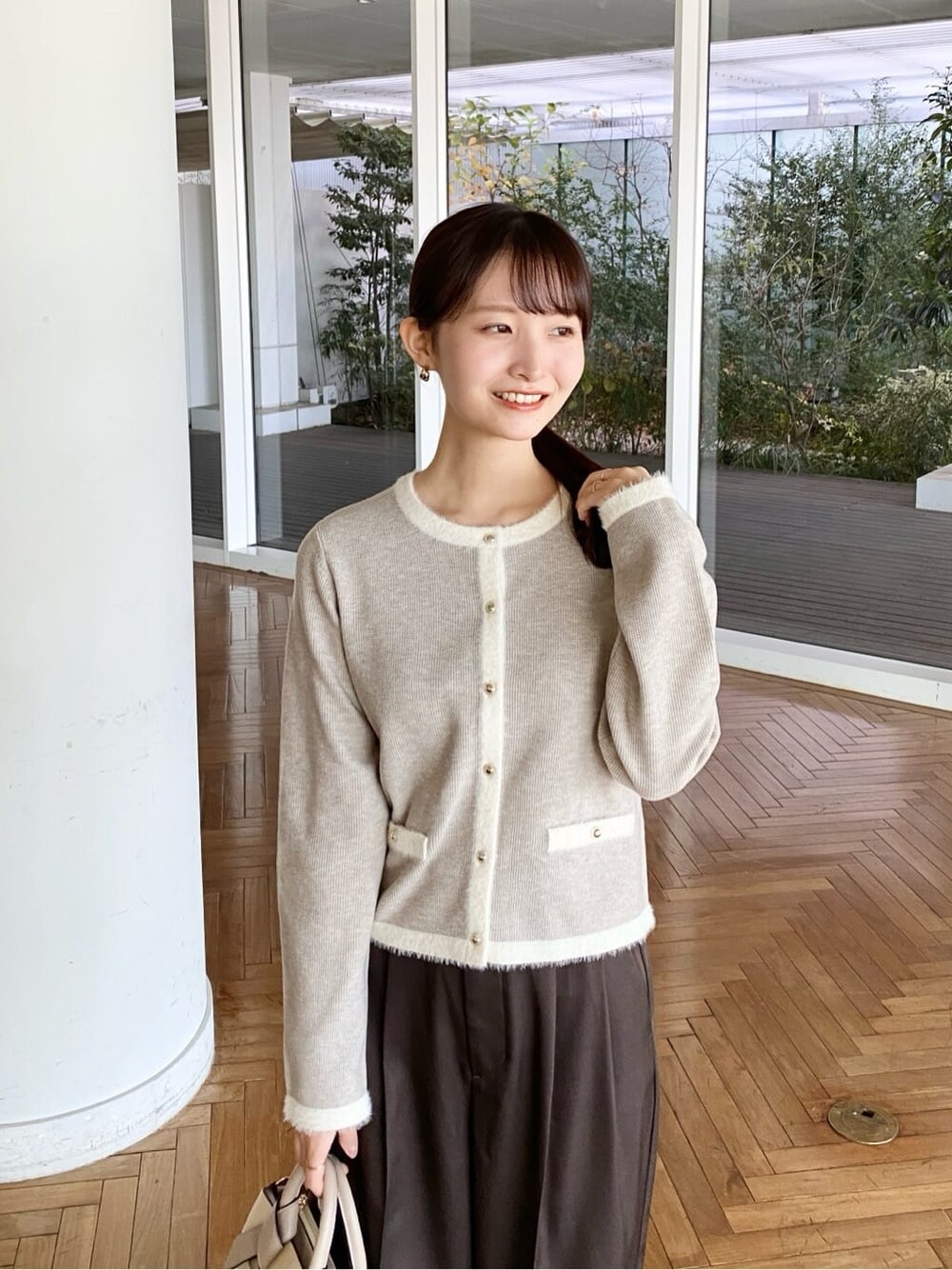 ベージュ系のカーディガン/ボレロ、ブラウン系のその他パンツ、ホワイト系のトートバッグを着用したレディースの冬コーディネートの8枚目の写真