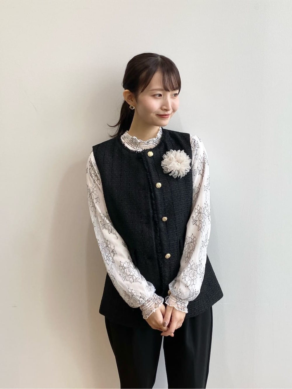 ブラック系のベスト、ベージュ系のシャツ/ブラウス、ブラック系のその他パンツを着用したレディースの冬コーディネートの7枚目の写真