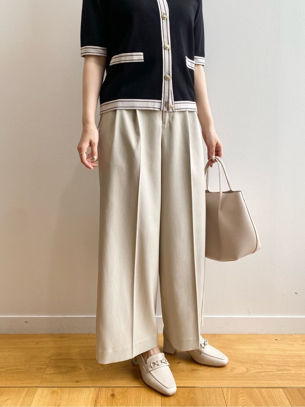 ブラック系のカーディガン/ボレロ、ベージュ系のその他パンツ、ベージュ系のトートバッグを着用したレディースの春コーディネートの10枚目の写真