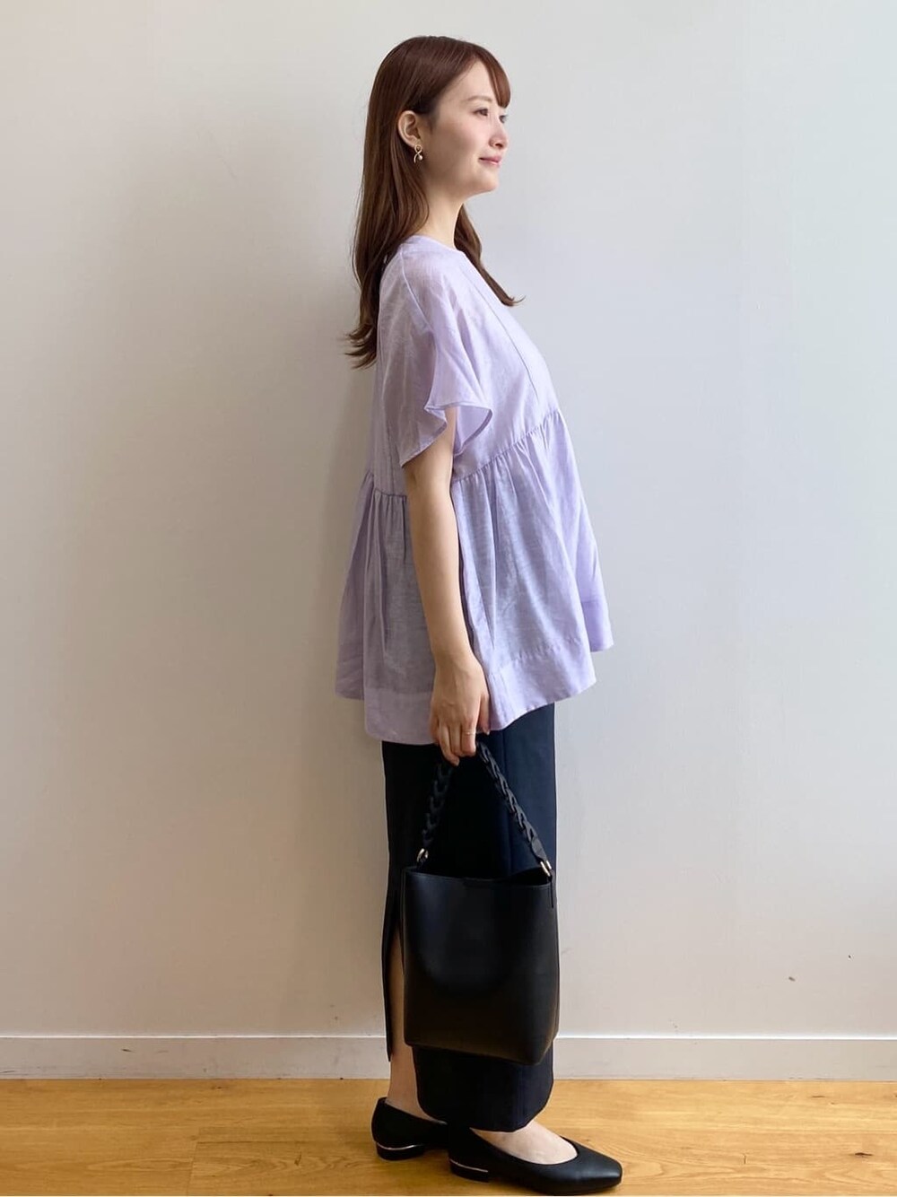 パープル系のシャツ/ブラウス、ブルー系のスカート、ブラック系のショルダーバッグを着用したレディースの夏コーディネートの3枚目の写真