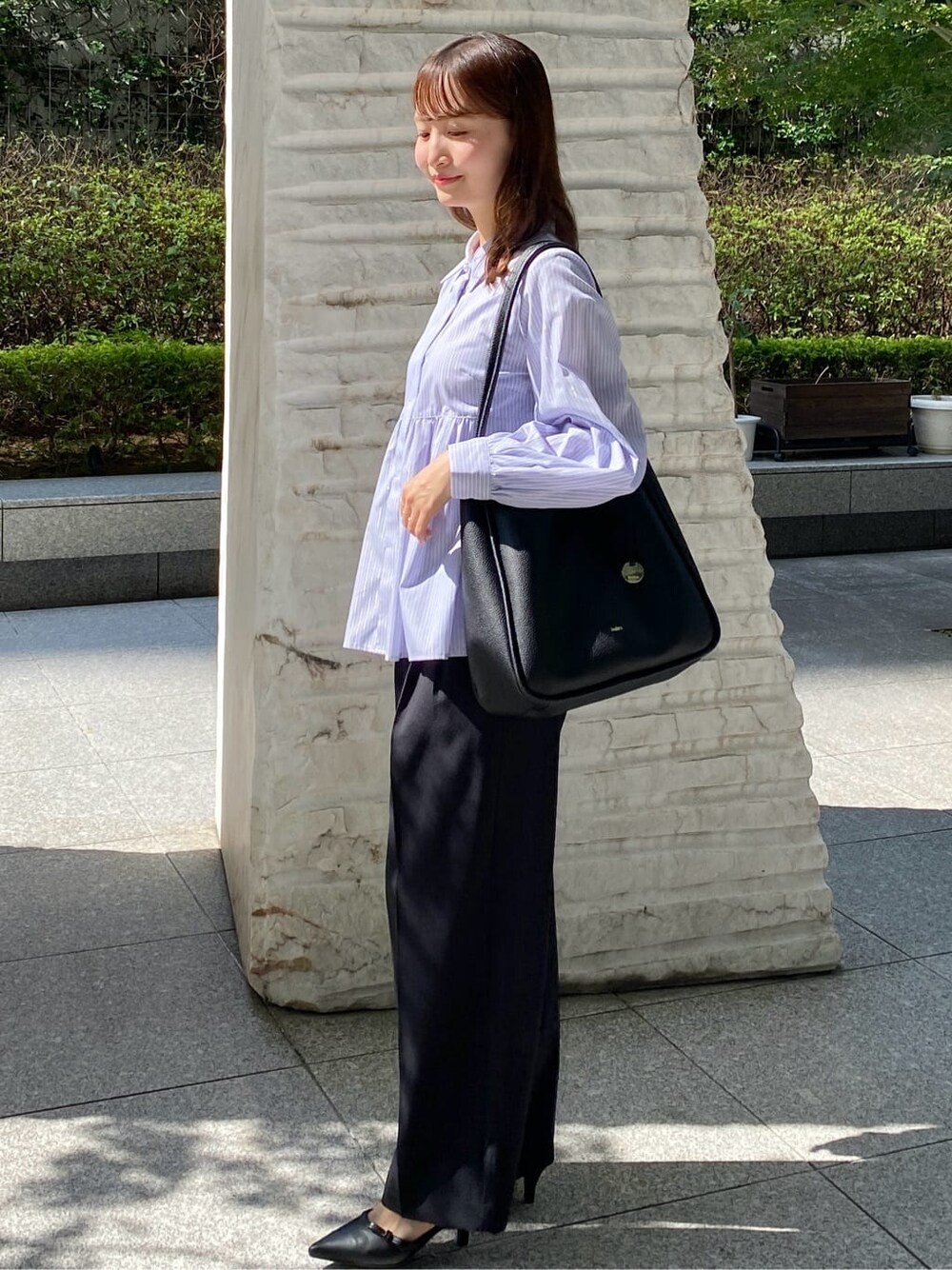 ブルー系のシャツ/ブラウス、ブラック系のその他パンツ、ブラック系のトートバッグを着用したレディースの秋コーディネートの3枚目の写真