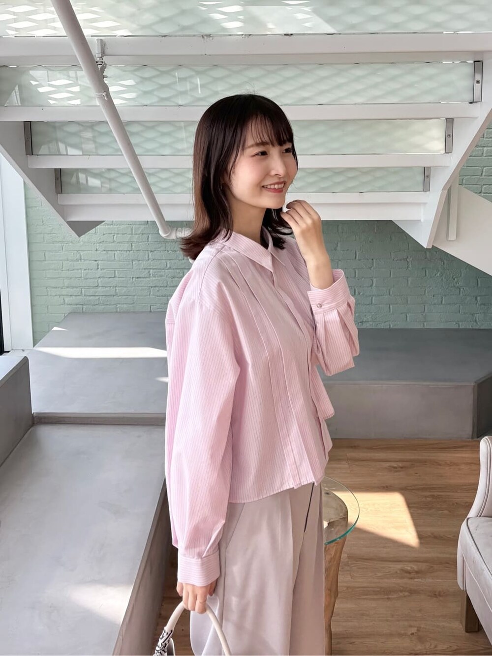 ピンク系のシャツ/ブラウス、ベージュ系のその他パンツ、ホワイト系のトートバッグを着用したレディースの冬コーディネートの8枚目の写真