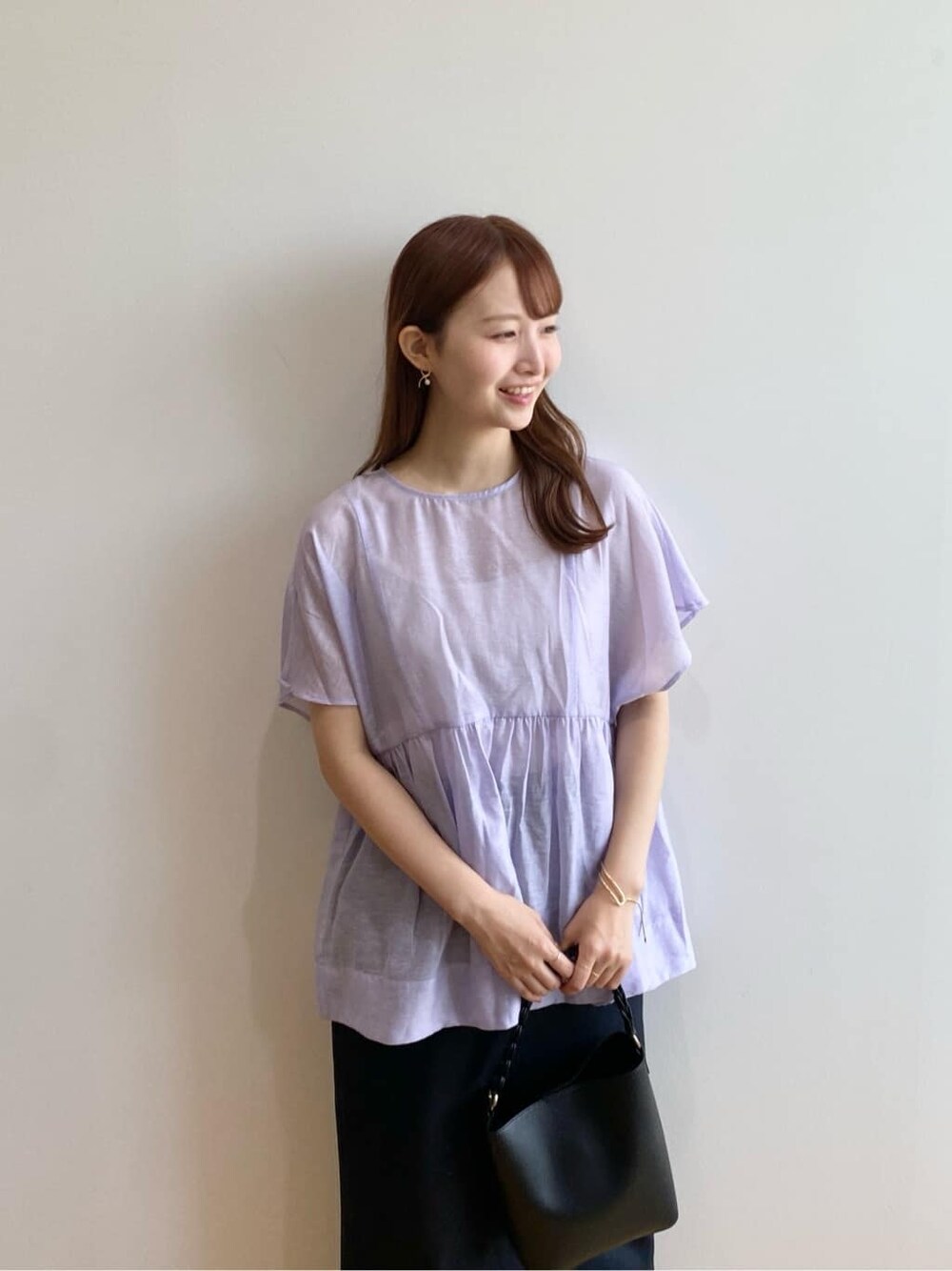 パープル系のシャツ/ブラウス、ブルー系のスカート、ブラック系のショルダーバッグを着用したレディースの夏コーディネートの8枚目の写真