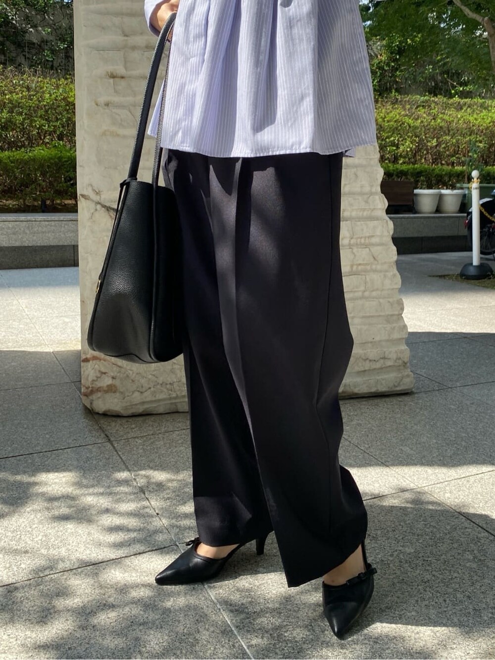 ブルー系のシャツ/ブラウス、ブラック系のその他パンツ、ブラック系のトートバッグを着用したレディースの秋コーディネートの10枚目の写真