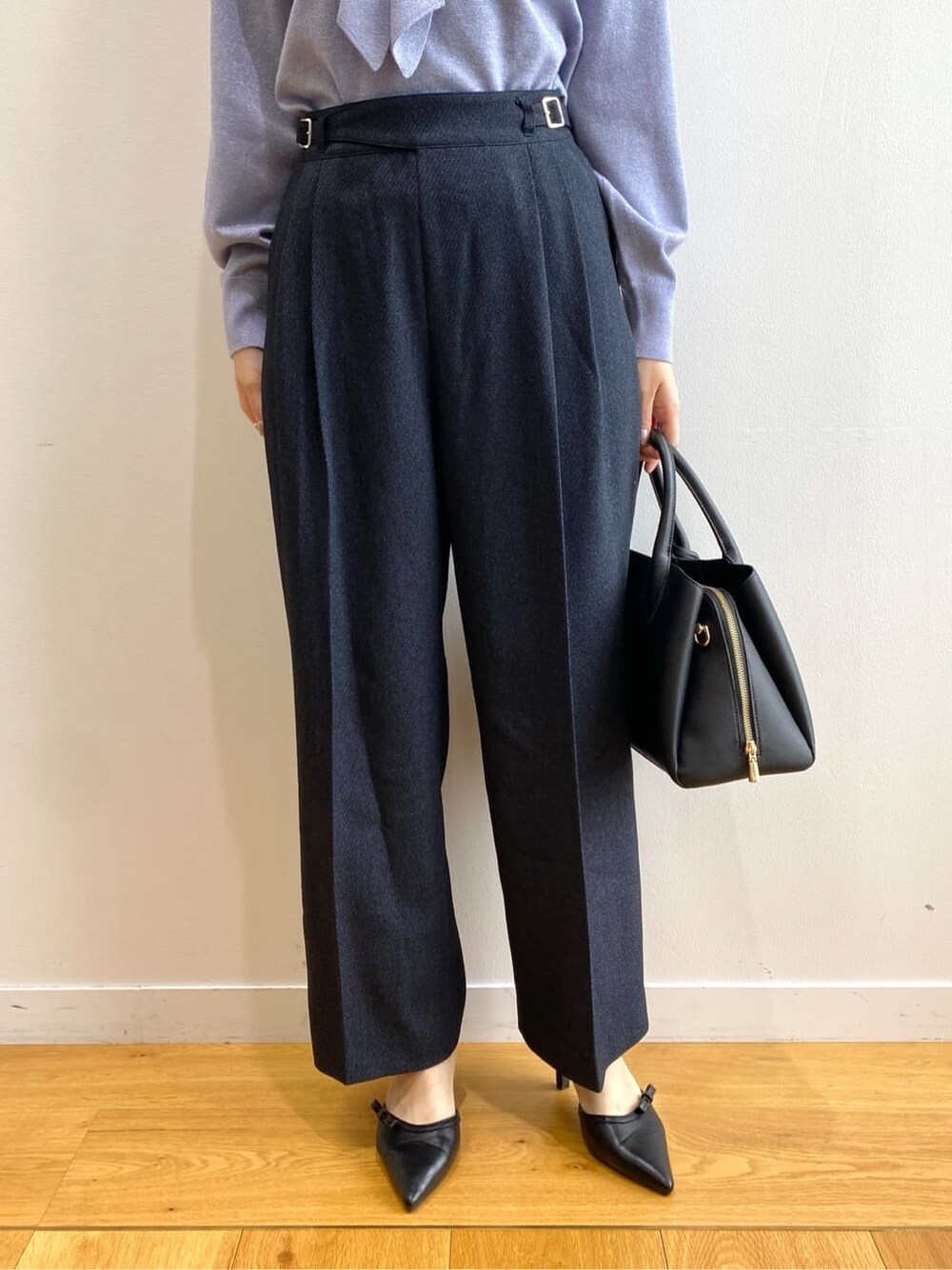 ブルー系のニット/セーター、ブルー系のその他パンツ、ブラック系のボストンバッグを着用したレディースの秋コーディネートの9枚目の写真