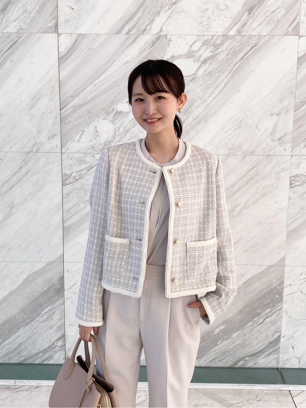 ベージュ系のノーカラージャケット、ベージュ系のシャツ/ブラウス、ベージュ系のその他パンツを着用したレディースの冬コーディネートの7枚目の写真