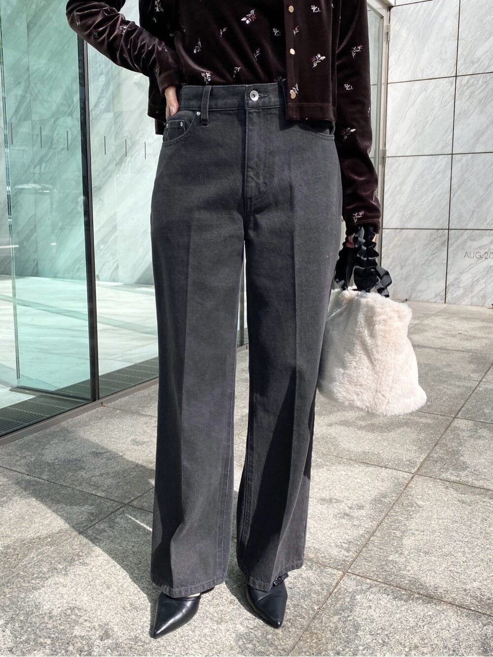 パープル系のカーディガン/ボレロ、パープル系のTシャツ/カットソー、ブラック系のその他パンツを着用したレディースの秋コーディネートの9枚目の写真
