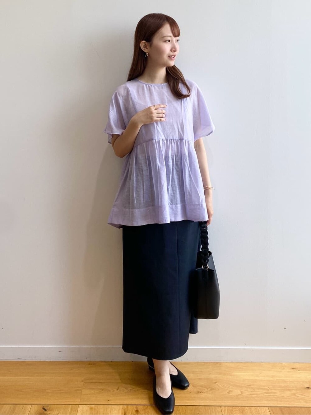 パープル系のシャツ/ブラウス、ブルー系のスカート、ブラック系のショルダーバッグを着用したレディースの夏コーディネートの2枚目の写真