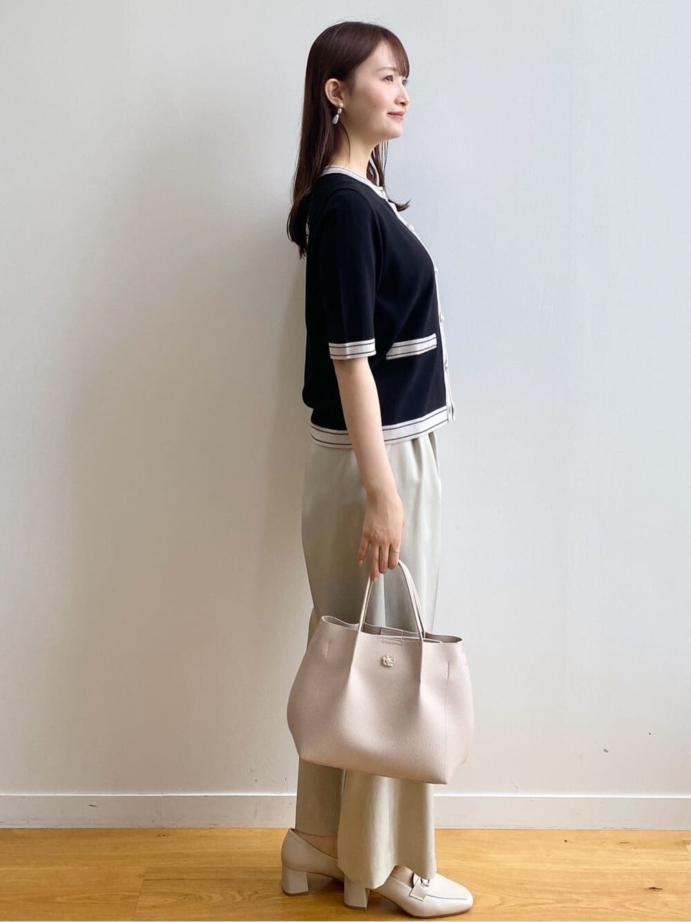 ブラック系のカーディガン/ボレロ、ベージュ系のその他パンツ、ベージュ系のトートバッグを着用したレディースの春コーディネートの3枚目の写真