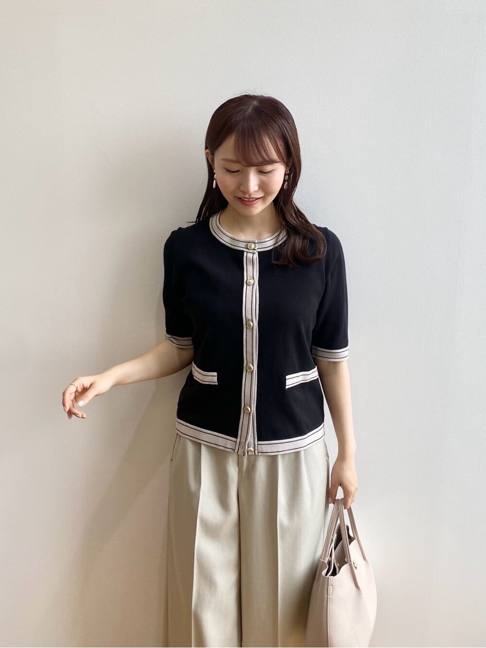 ブラック系のカーディガン/ボレロ、ベージュ系のその他パンツ、ベージュ系のトートバッグを着用したレディースの春コーディネートの6枚目の写真