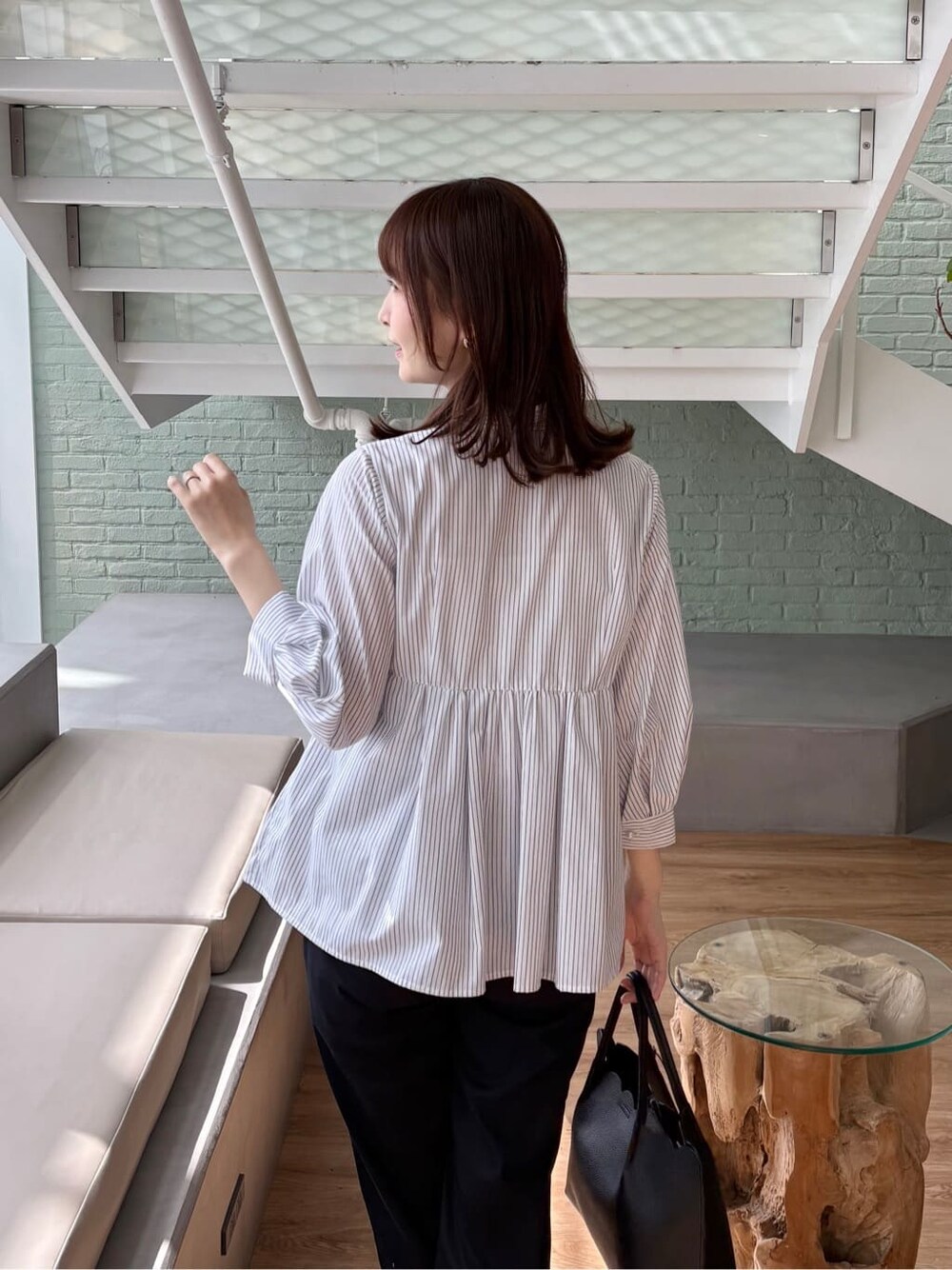 ブルー系のその他パンツ、ブラック系のトートバッグ、ブラック系のパンプスを着用したレディースの春コーディネートの8枚目の写真