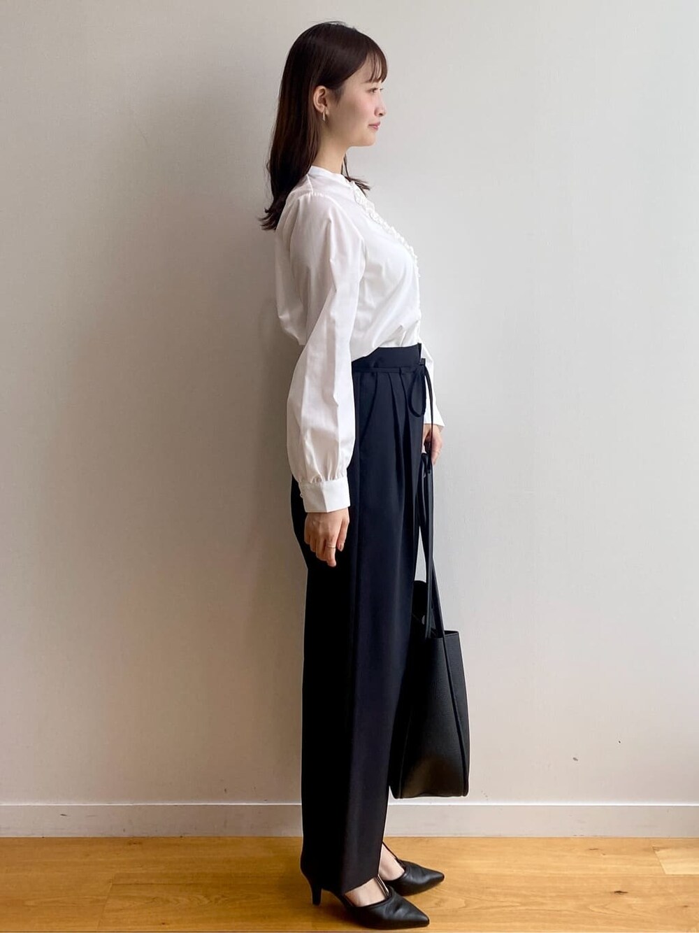 ホワイト系のシャツ/ブラウス、ブラック系のその他パンツ、ブラック系のトートバッグを着用したレディースの夏コーディネートの3枚目の写真