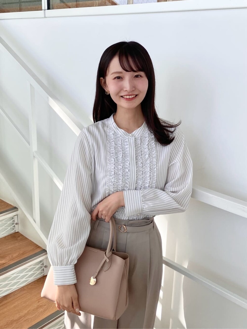 ベージュ系のその他パンツ、ベージュ系のボストンバッグ、ベージュ系のブーツを着用したレディースの冬コーディネートの6枚目の写真