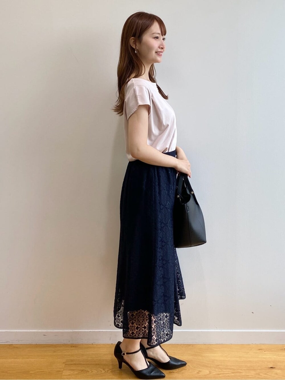 ベージュ系のTシャツ/カットソー、ブルー系のスカート、ブラック系のトートバッグを着用したレディースの夏コーディネートの4枚目の写真