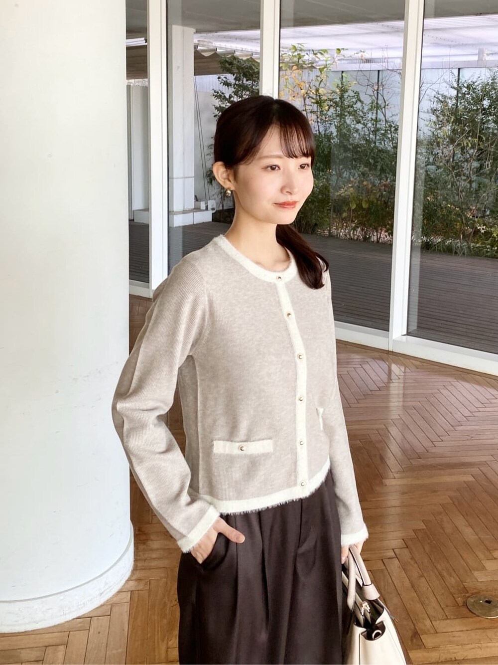 ベージュ系のカーディガン/ボレロ、ブラウン系のその他パンツ、ホワイト系のトートバッグを着用したレディースの冬コーディネートの7枚目の写真