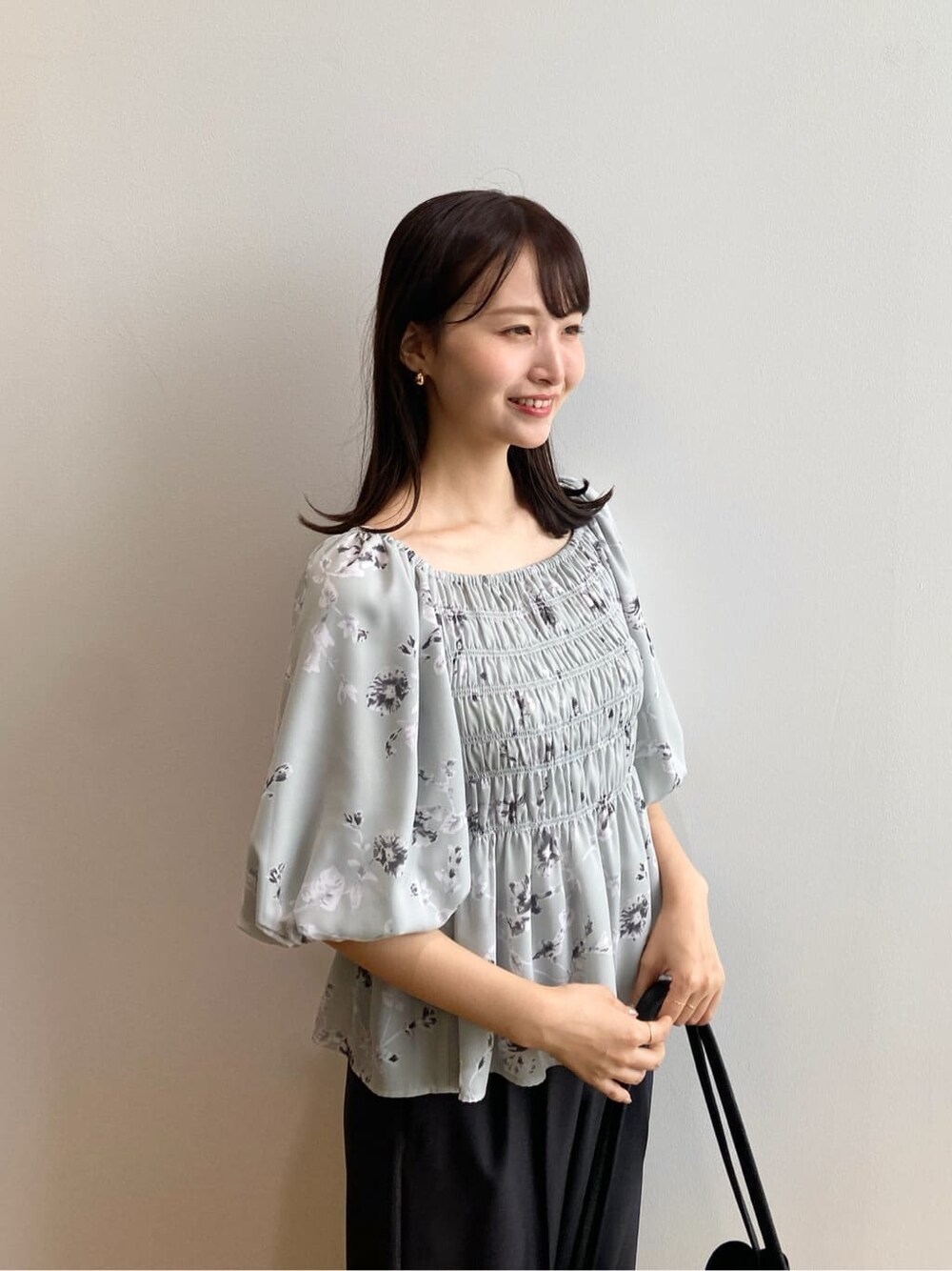グリーン系のシャツ/ブラウス、グレー系のその他パンツ、ブラック系のトートバッグを着用したレディースの夏コーディネートの7枚目の写真