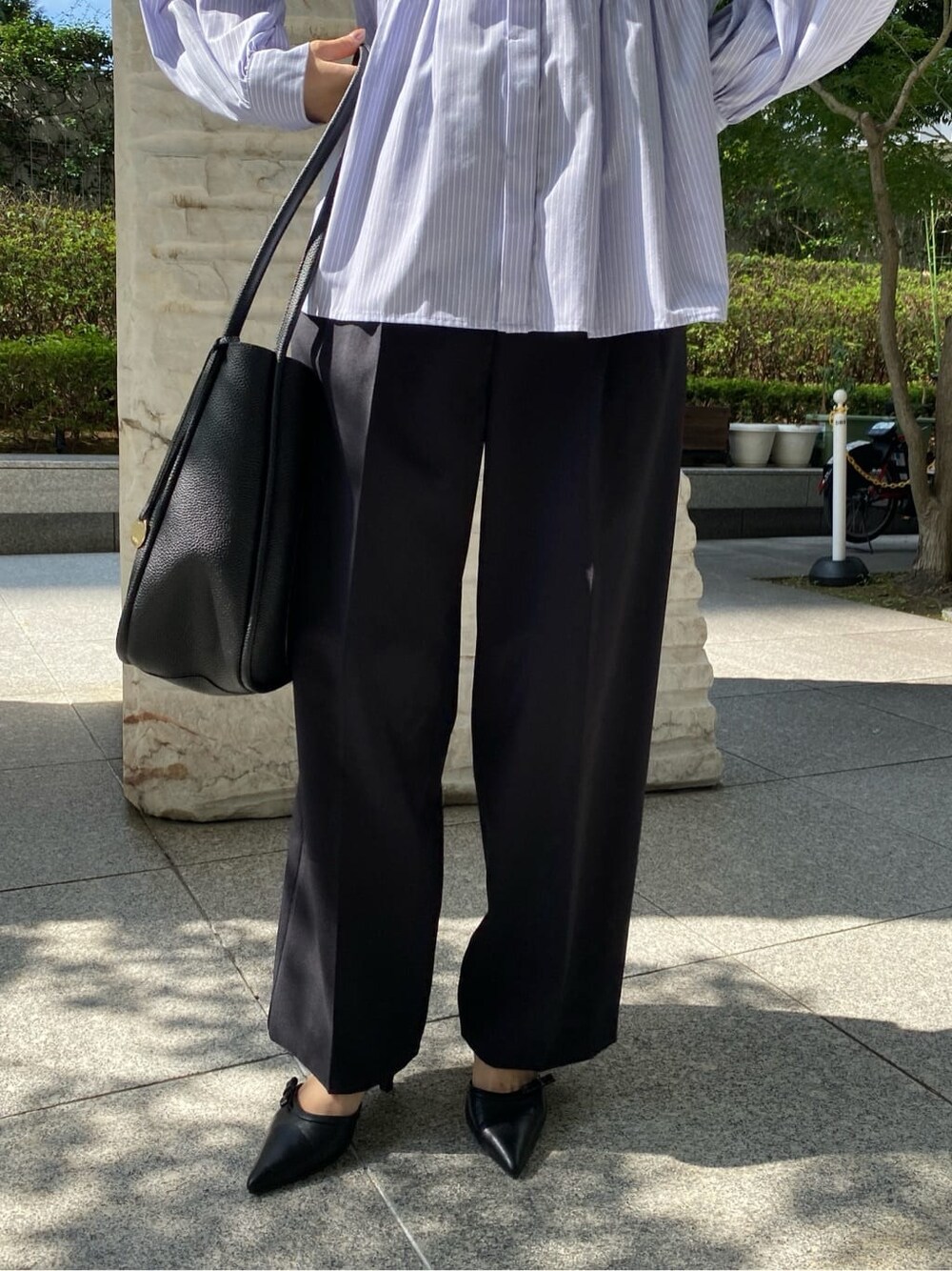 ブルー系のシャツ/ブラウス、ブラック系のその他パンツ、ブラック系のトートバッグを着用したレディースの秋コーディネートの9枚目の写真