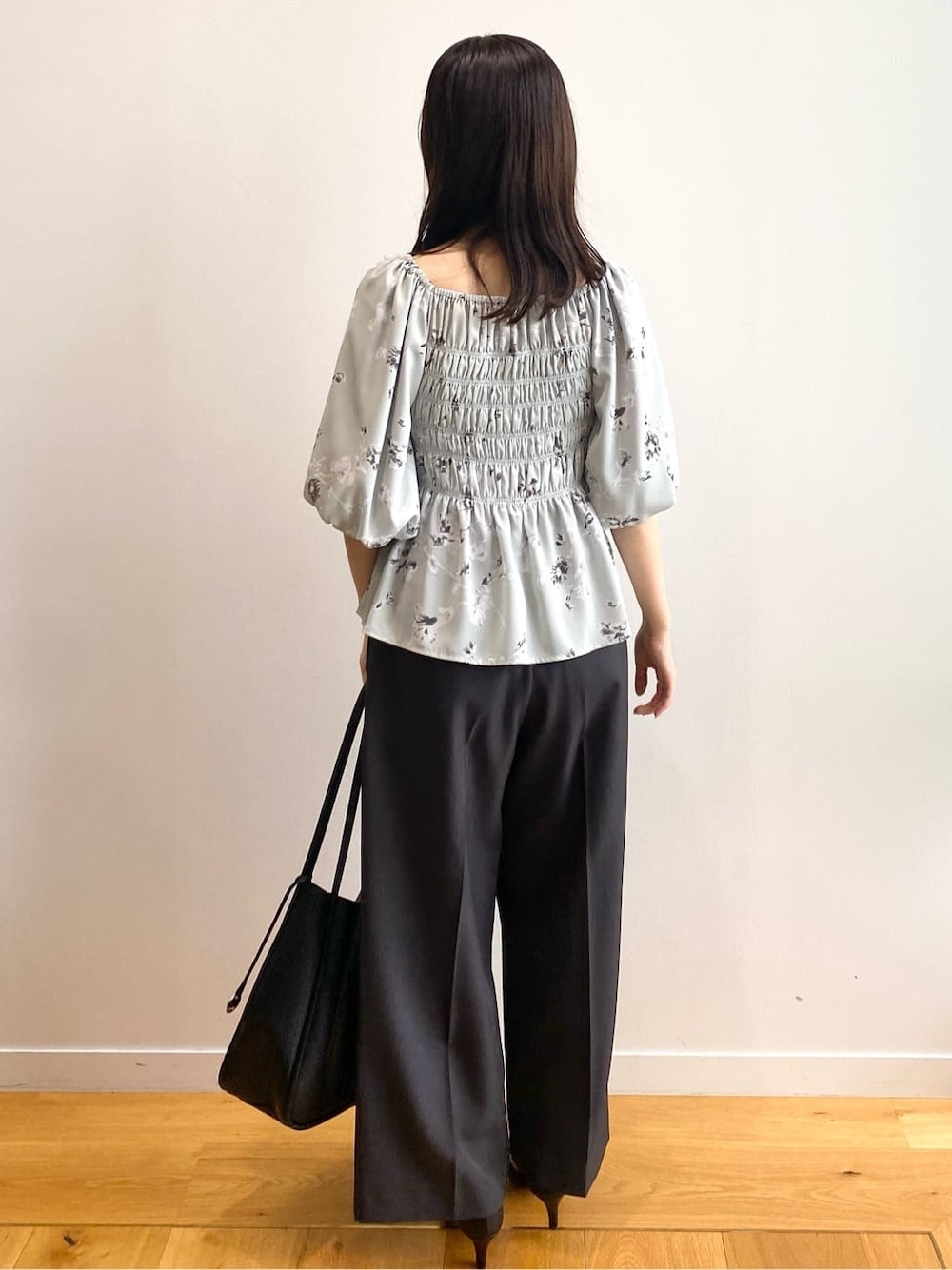 グリーン系のシャツ/ブラウス、グレー系のその他パンツ、ブラック系のトートバッグを着用したレディースの夏コーディネートの4枚目の写真
