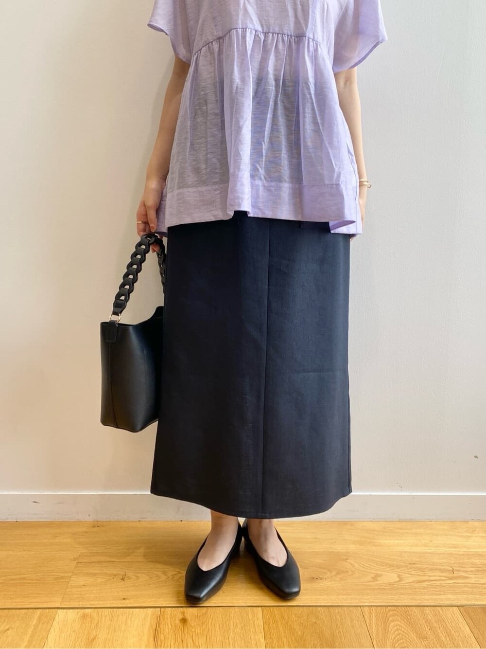 パープル系のシャツ/ブラウス、ブルー系のスカート、ブラック系のショルダーバッグを着用したレディースの夏コーディネートの10枚目の写真