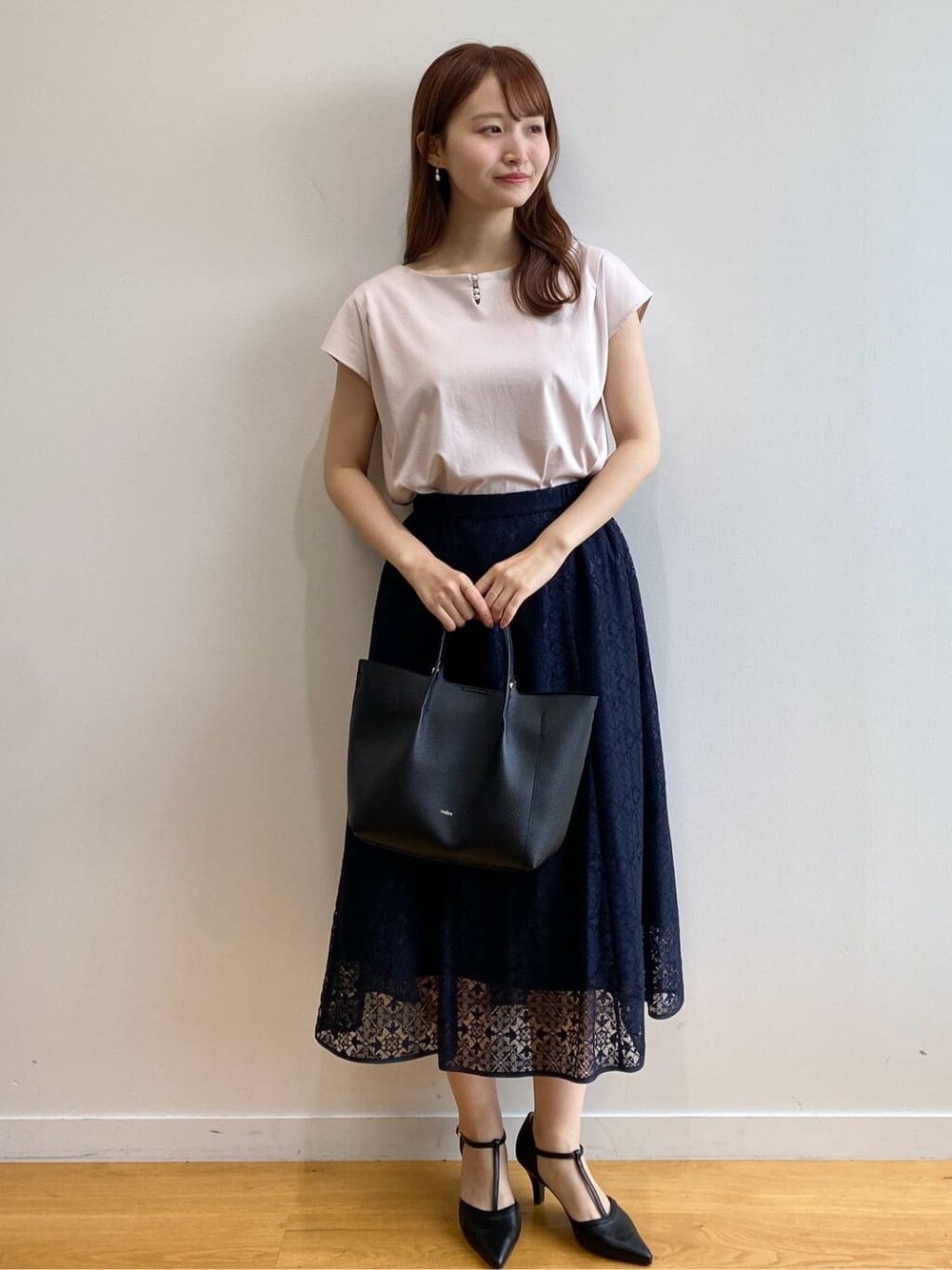 ベージュ系のTシャツ/カットソー、ブルー系のスカート、ブラック系のトートバッグを着用したレディースの夏コーディネートの2枚目の写真