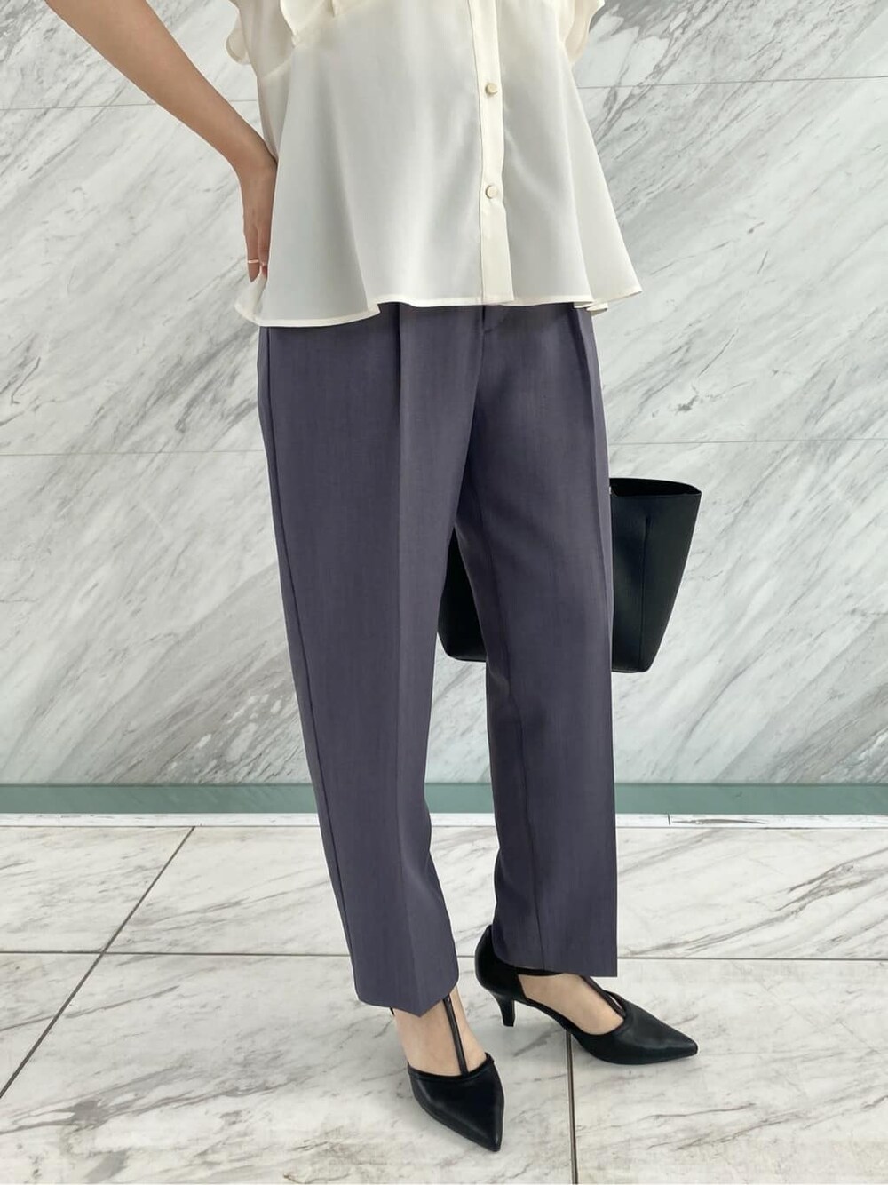 ホワイト系のシャツ/ブラウス、グレー系のその他パンツ、ブラック系のトートバッグを着用したレディースの夏コーディネートの10枚目の写真