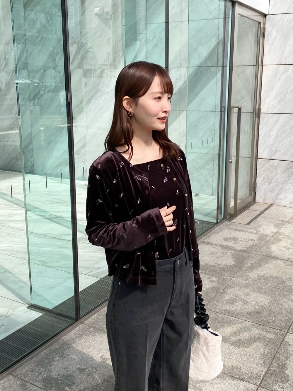 パープル系のカーディガン/ボレロ、パープル系のTシャツ/カットソー、ブラック系のその他パンツを着用したレディースの秋コーディネートの6枚目の写真