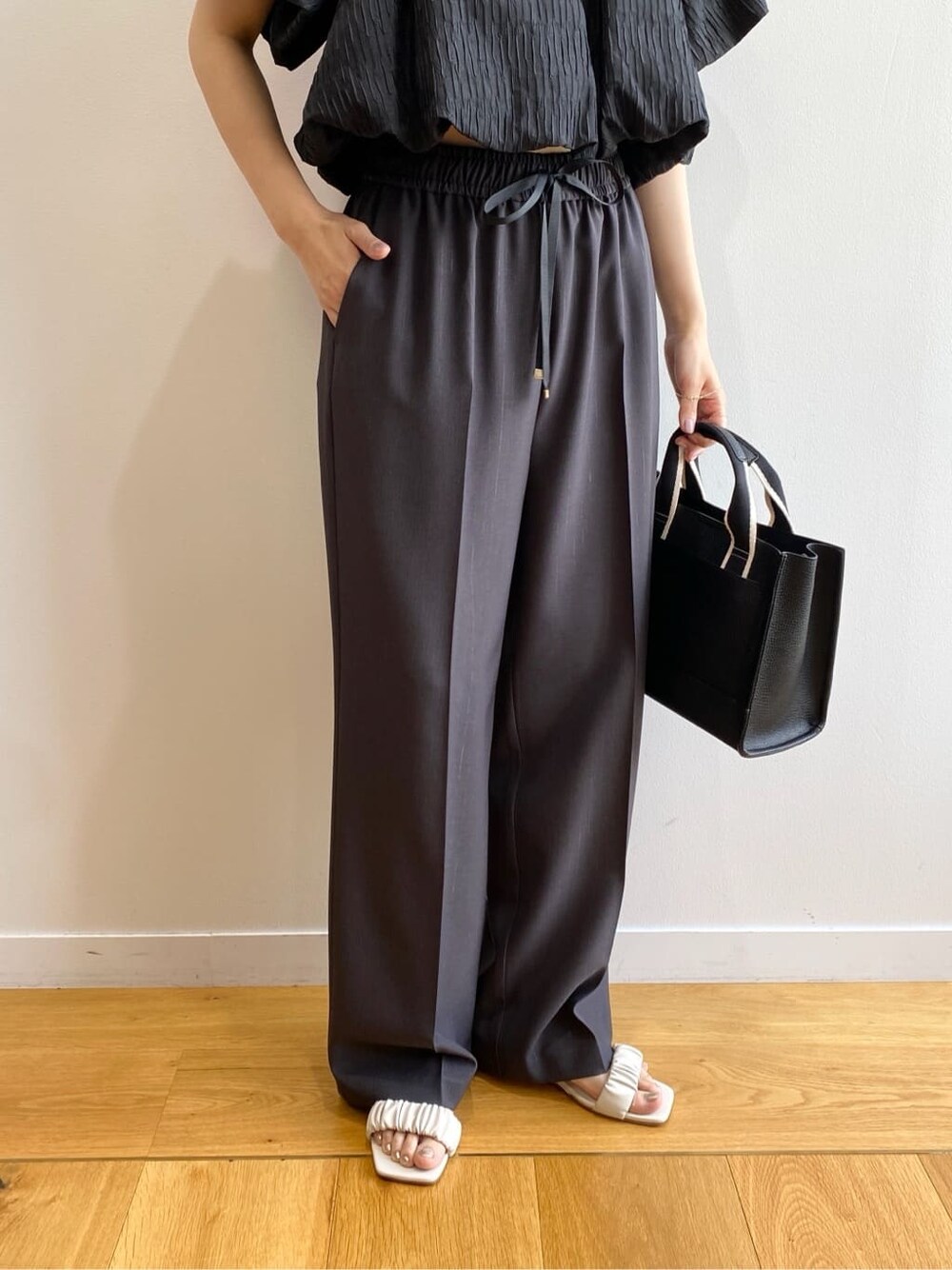 ブラック系のシャツ/ブラウス、グレー系のその他パンツ、ブラック系のトートバッグを着用したレディースの夏コーディネートの10枚目の写真