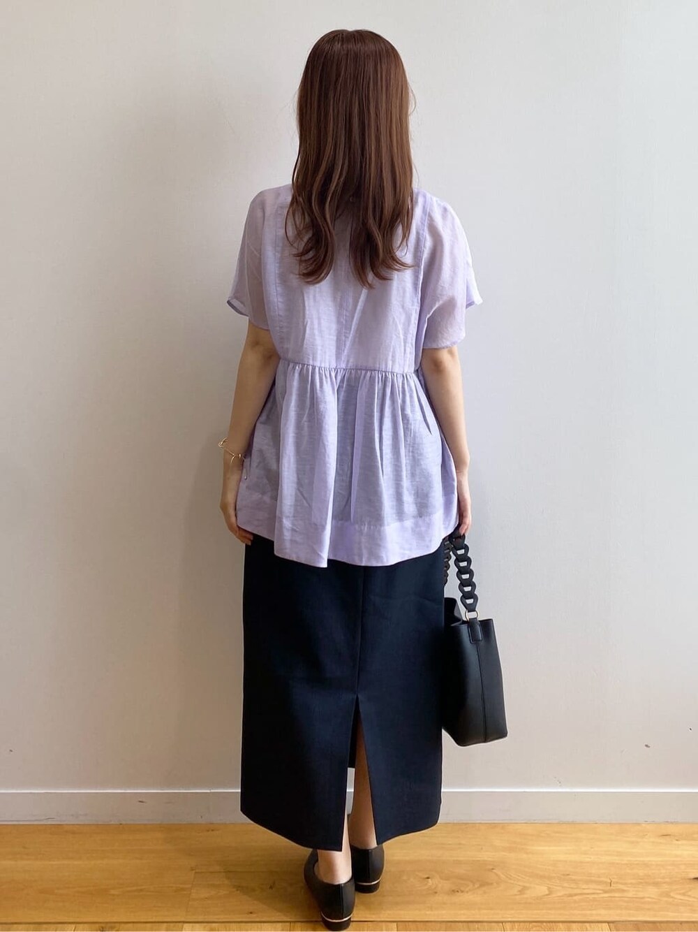 パープル系のシャツ/ブラウス、ブルー系のスカート、ブラック系のショルダーバッグを着用したレディースの夏コーディネートの4枚目の写真