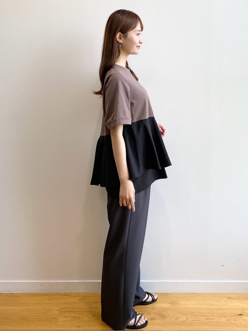 ブラウン系のTシャツ/カットソー、グレー系のその他パンツ、ブラック系のサンダルを着用したレディースの夏コーディネートの3枚目の写真