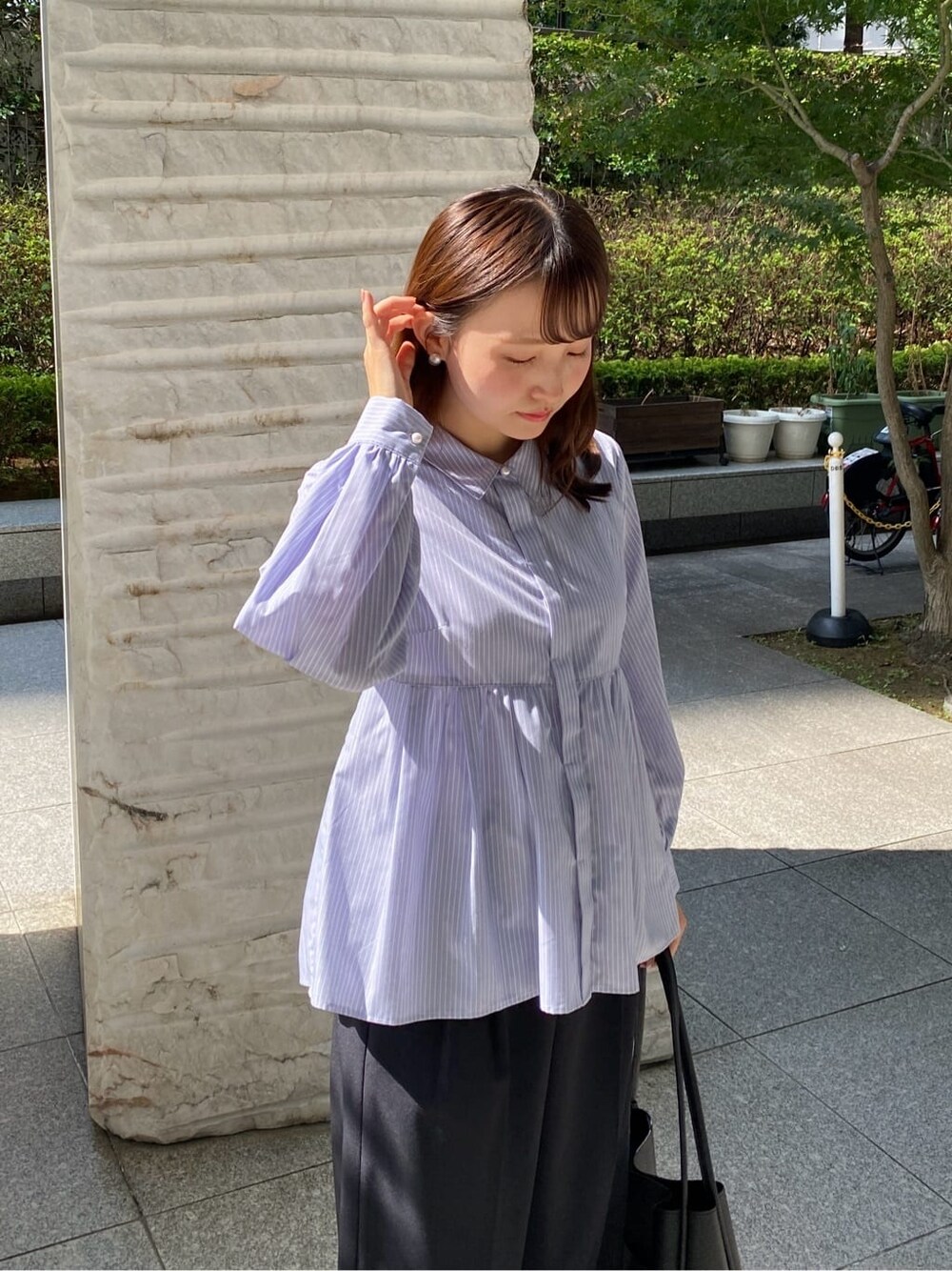 ブルー系のシャツ/ブラウス、ブラック系のその他パンツ、ブラック系のトートバッグを着用したレディースの秋コーディネートの7枚目の写真