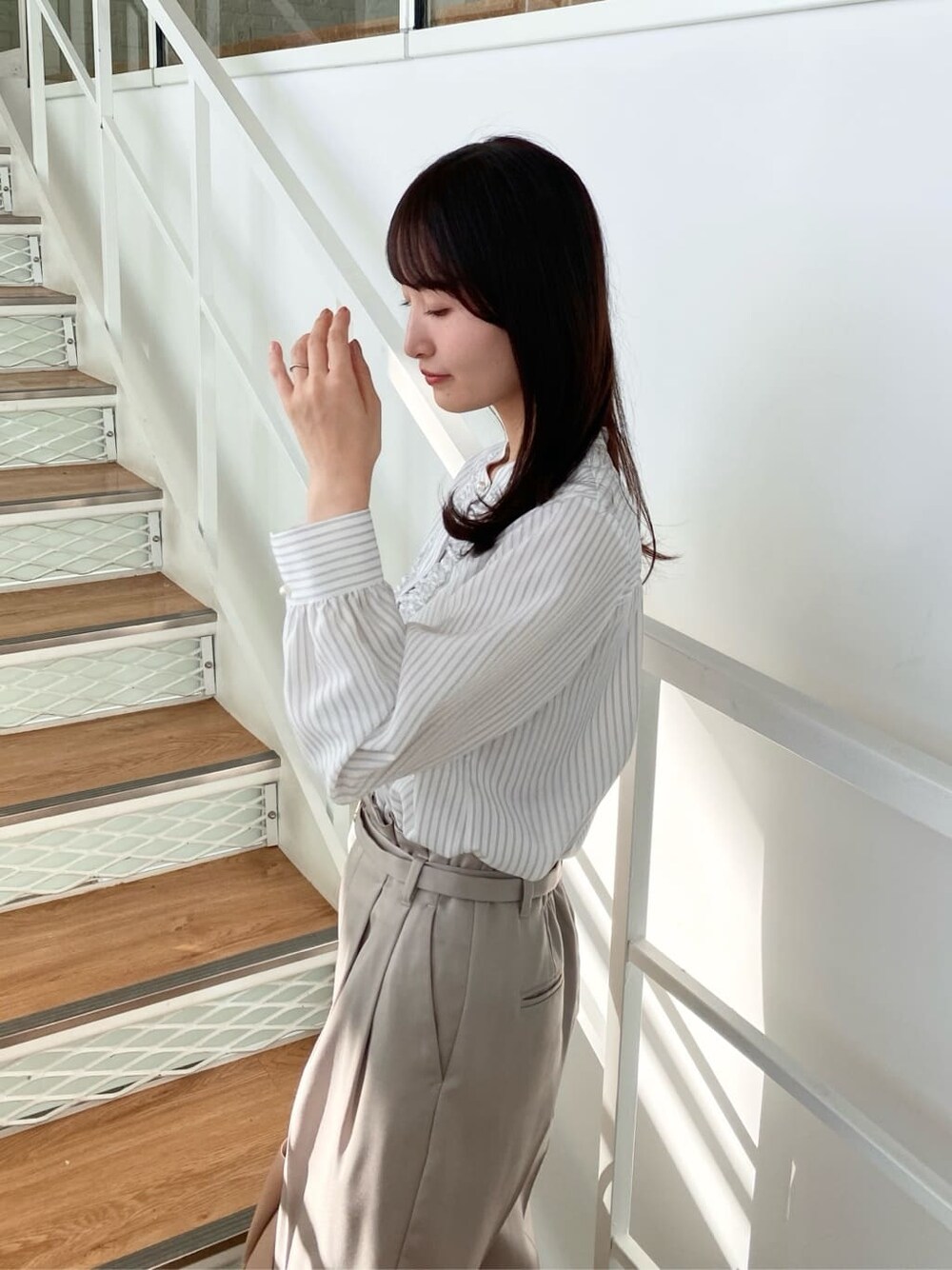 ベージュ系のその他パンツ、ベージュ系のボストンバッグ、ベージュ系のブーツを着用したレディースの冬コーディネートの7枚目の写真