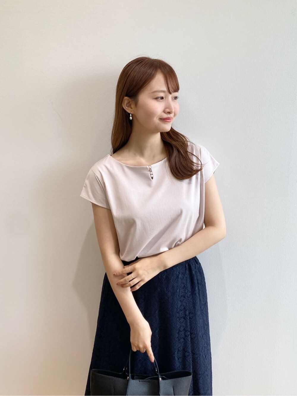 ベージュ系のTシャツ/カットソー、ブルー系のスカート、ブラック系のトートバッグを着用したレディースの夏コーディネートの6枚目の写真